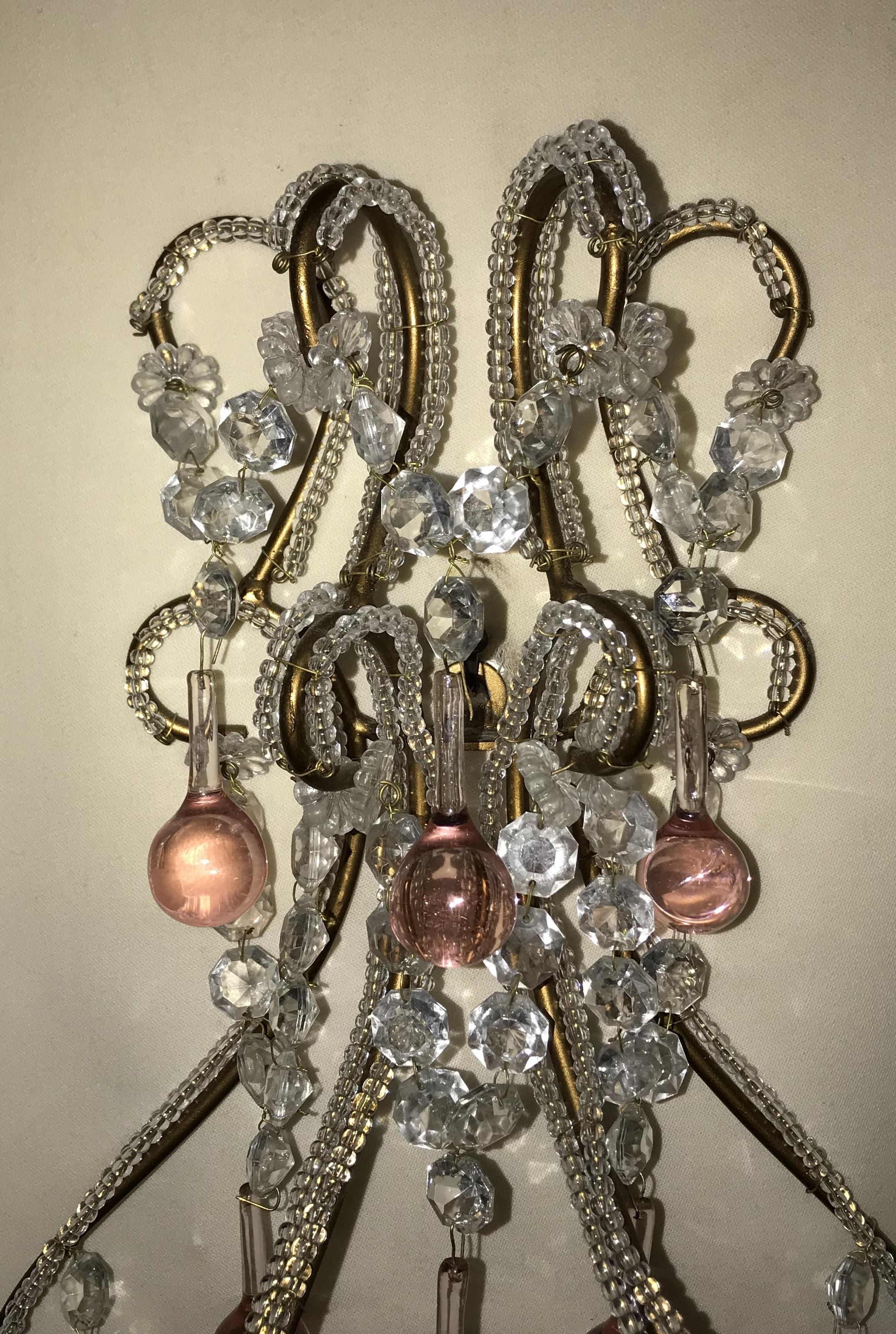 Wunderschönes Paar feinperliger italienischer zweiflammiger Kristallleuchter mit rosafarbenen Kristalltropfen. Geringfügige Abnutzung der Vergoldung, einige der Perlen und Kristalle wurden wieder angebracht, aber immer noch das Aussehen der alten.
