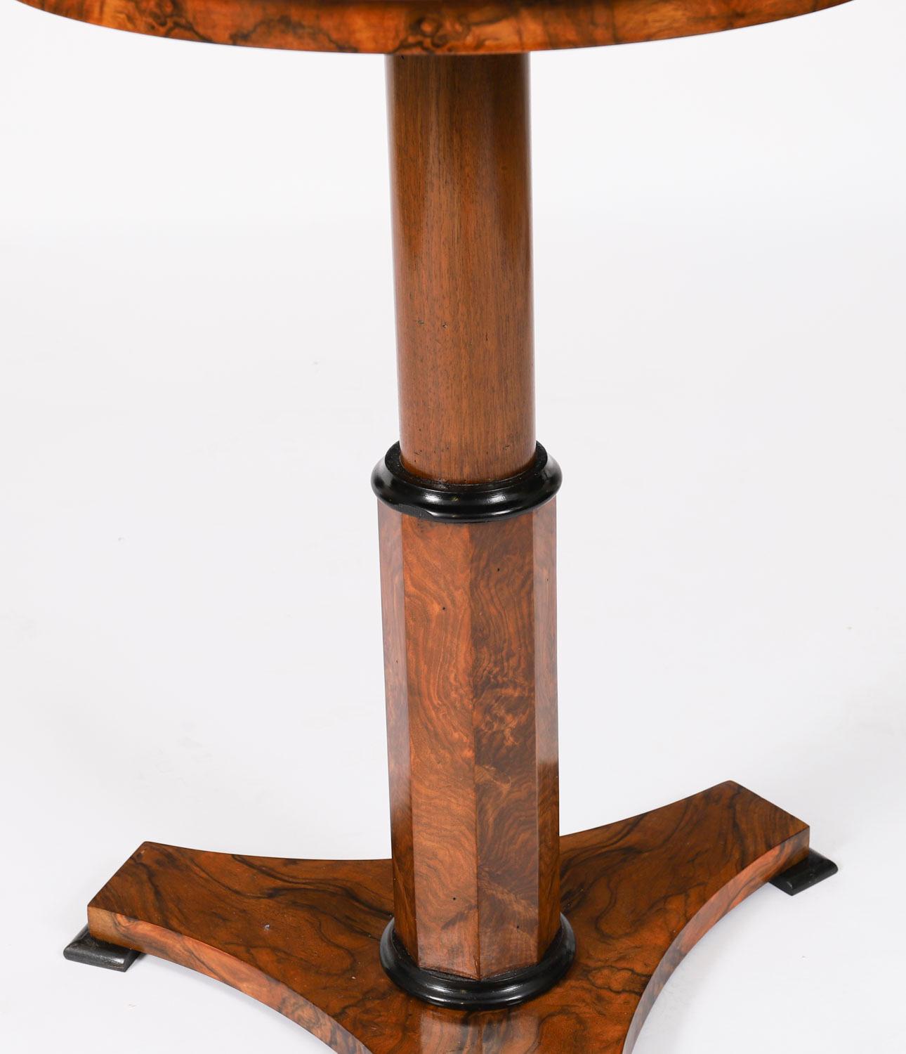 Coppia di tavoli occasionali in radica di noce Biedermeier d'epoca, metà del XX secolo in vendita 5