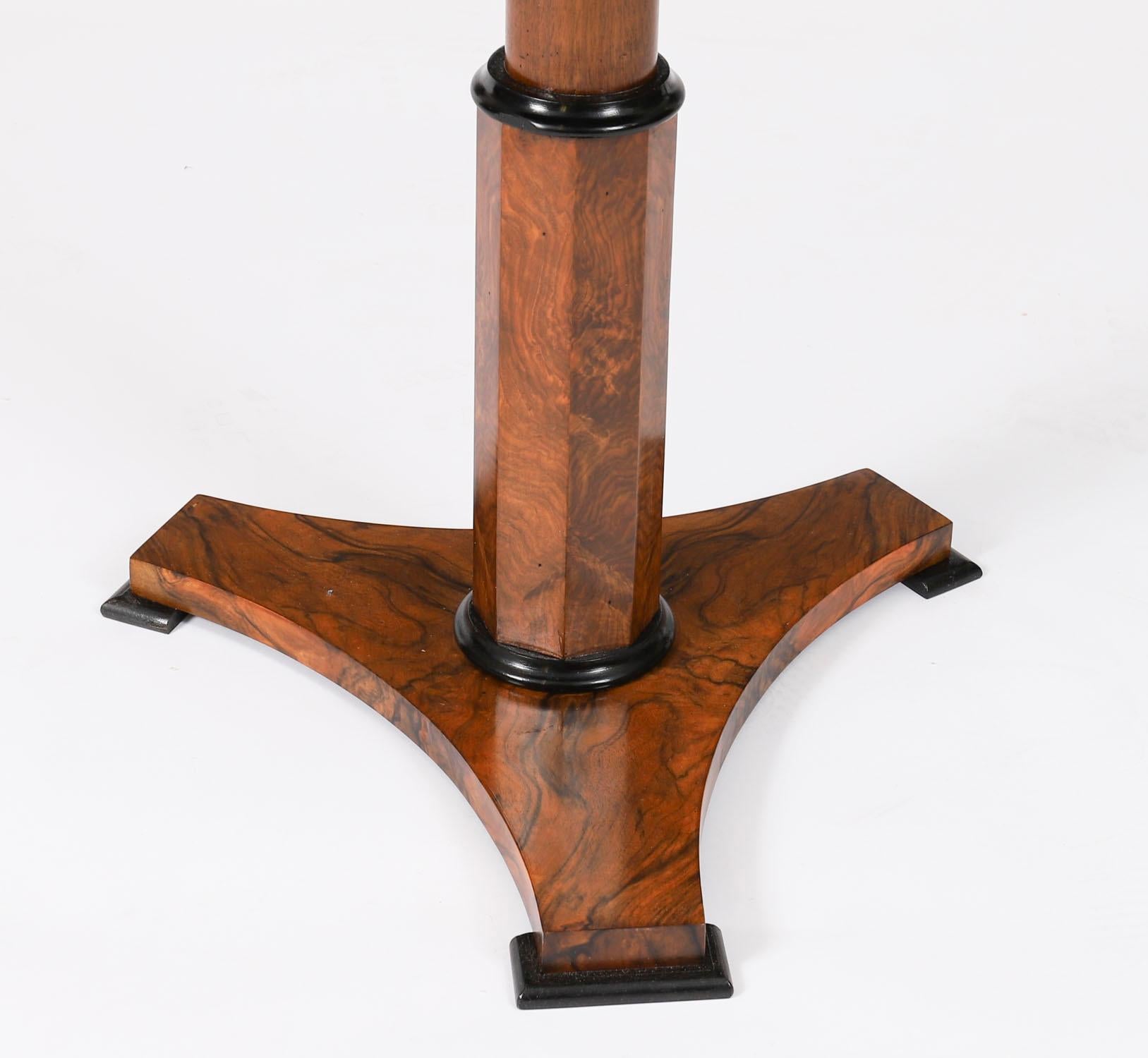 Coppia di tavoli occasionali in radica di noce Biedermeier d'epoca, metà del XX secolo in vendita 6