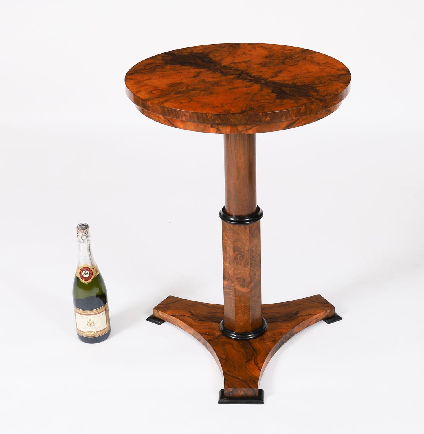 Coppia di tavoli occasionali in radica di noce Biedermeier d'epoca, metà del XX secolo in vendita 8