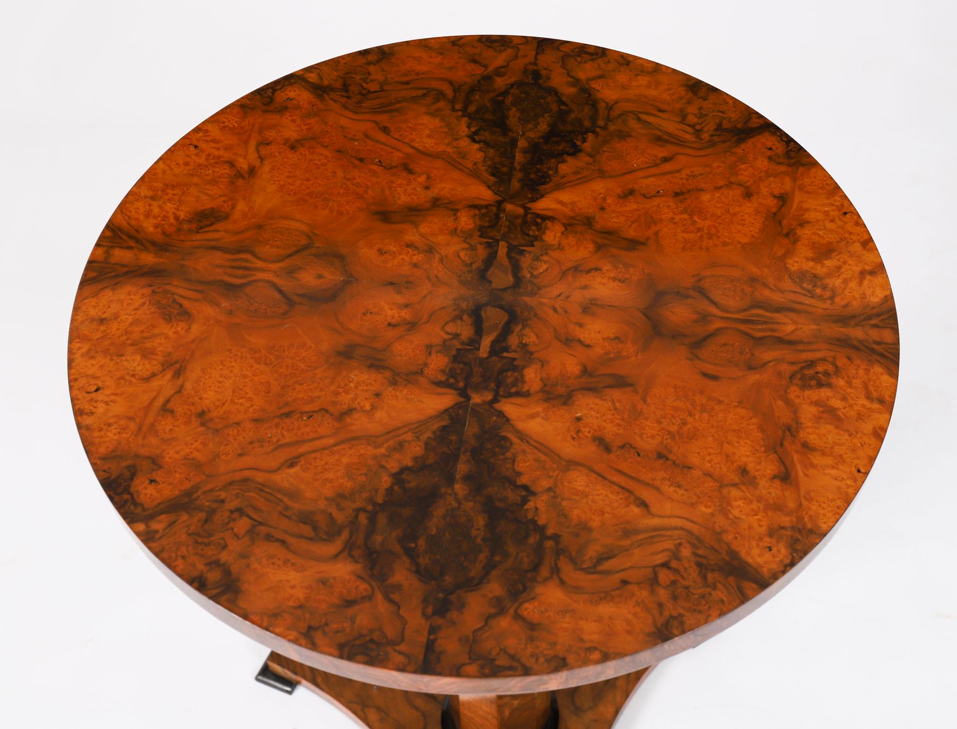 Coppia di tavoli occasionali in radica di noce Biedermeier d'epoca, metà del XX secolo In condizioni buone in vendita a London, GB