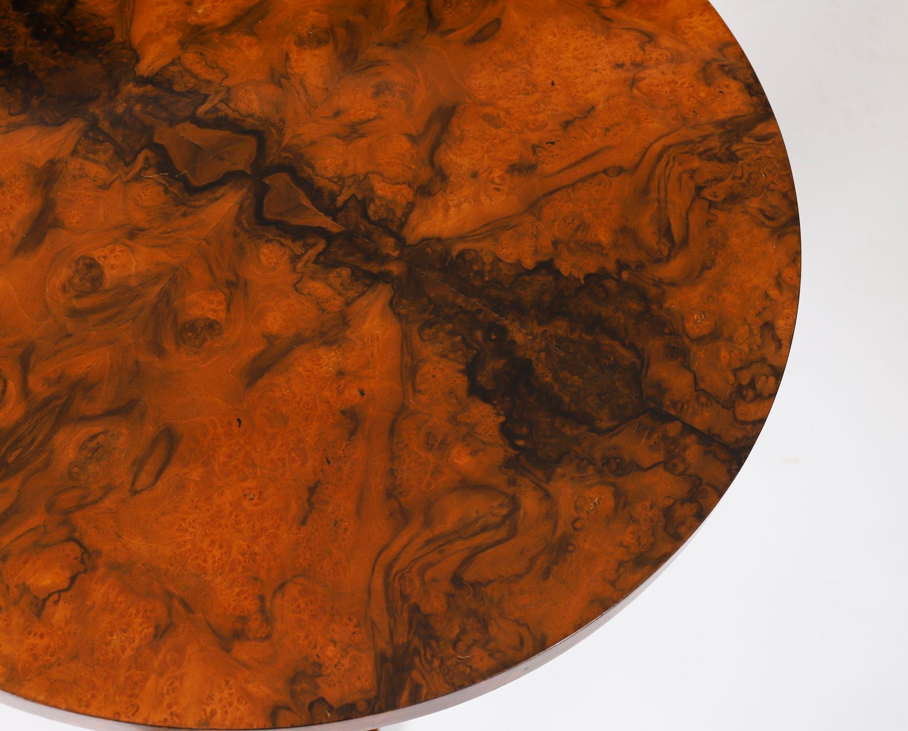 Coppia di tavoli occasionali in radica di noce Biedermeier d'epoca, metà del XX secolo in vendita 1