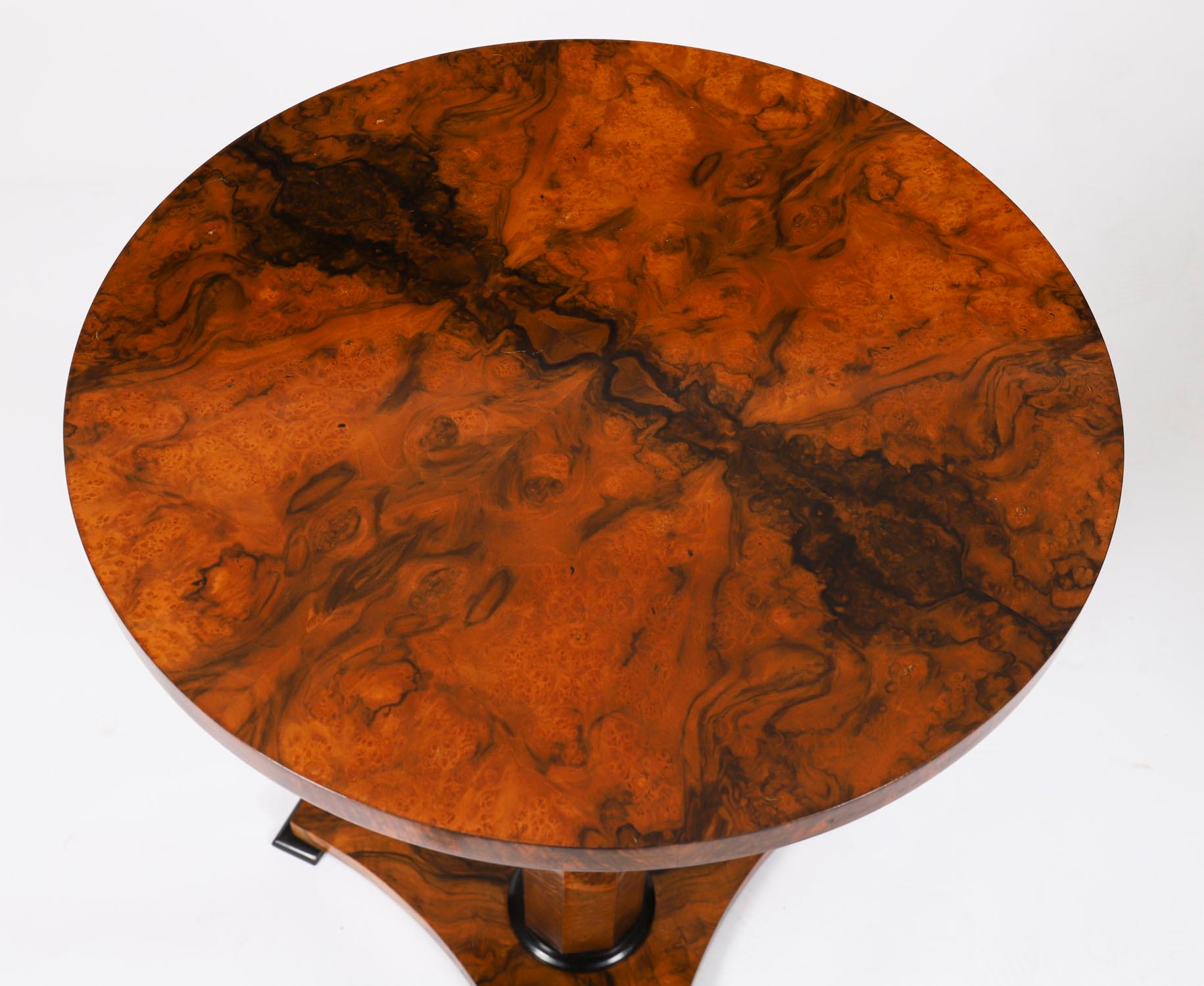 Coppia di tavoli occasionali in radica di noce Biedermeier d'epoca, metà del XX secolo in vendita 4
