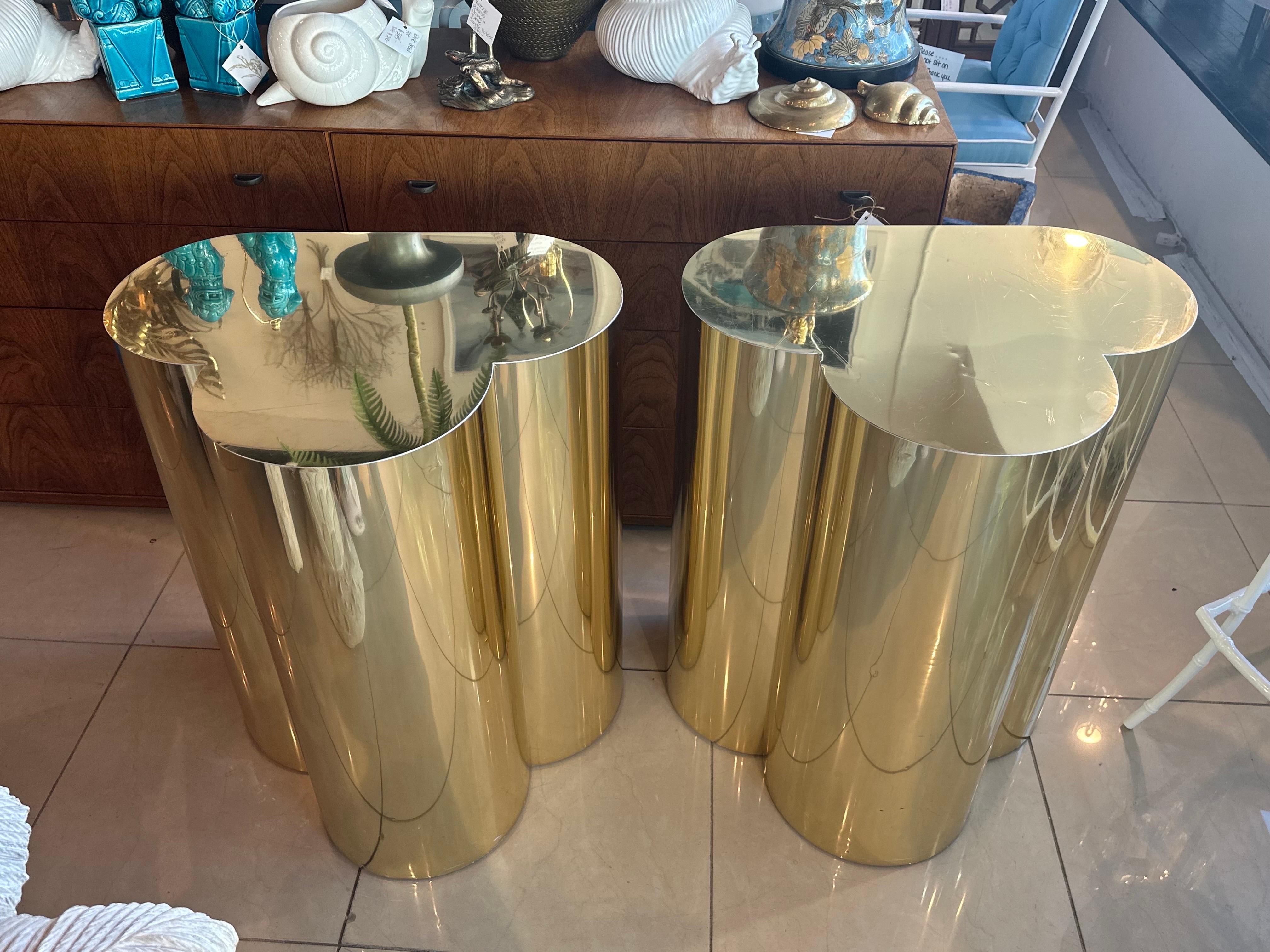 Vintage Paar Goldmessing Metall Dreiblatt Tischsockel. Im Stil von Curtis Jere. Diese haben Kratzer und Schrammen auf der Oberseite und ein paar kleinere auf der Basis. Im Bild. Diese würden erstaunlich sein, wie ein Paar von Esstischen Basen, Paar