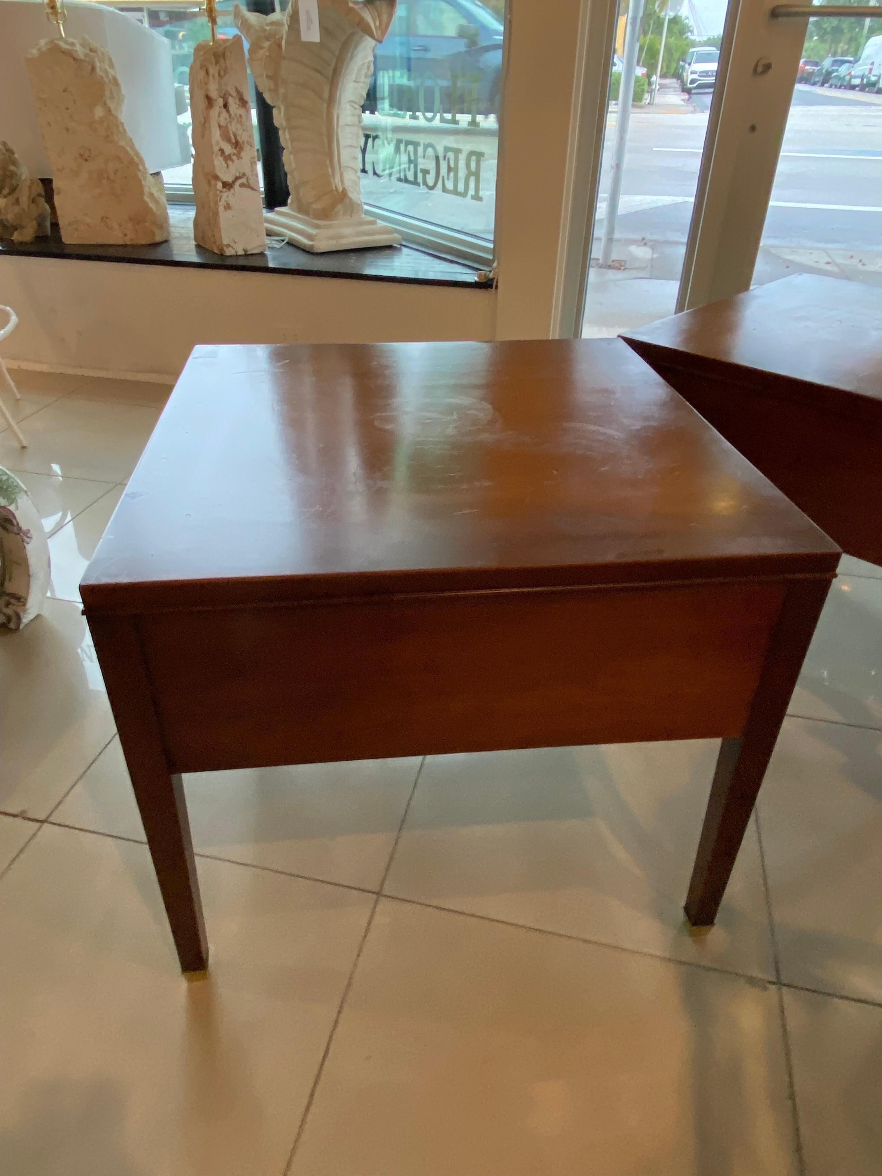Pareja vintage Mesillas de noche Kittinger de latón Mesas auxiliares Mid Century Modern en venta 2