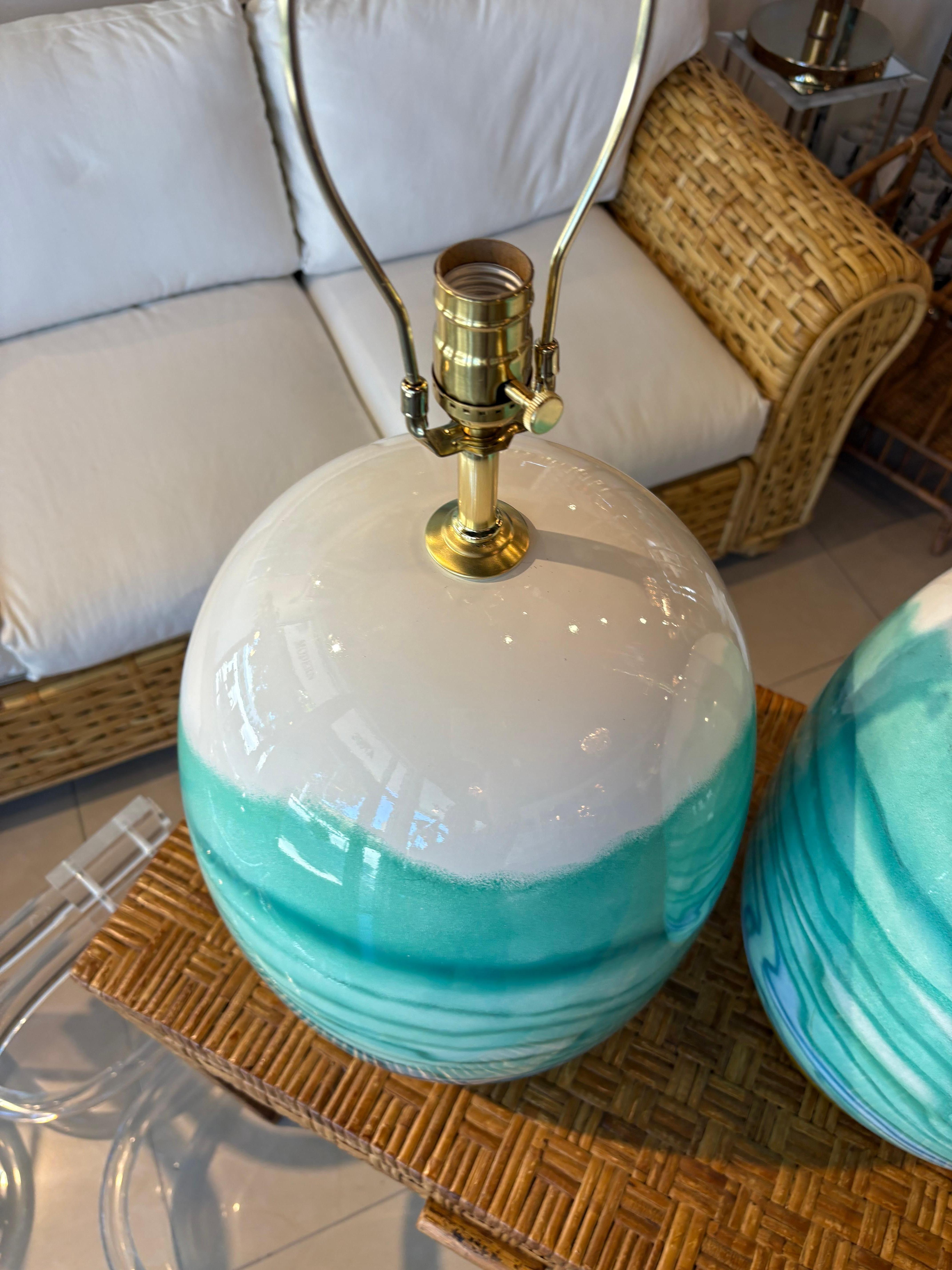 Vintage Pair Keramik Aquarell Blau Grün Modern Coastal Tischlampen Rewired im Zustand „Gut“ im Angebot in West Palm Beach, FL