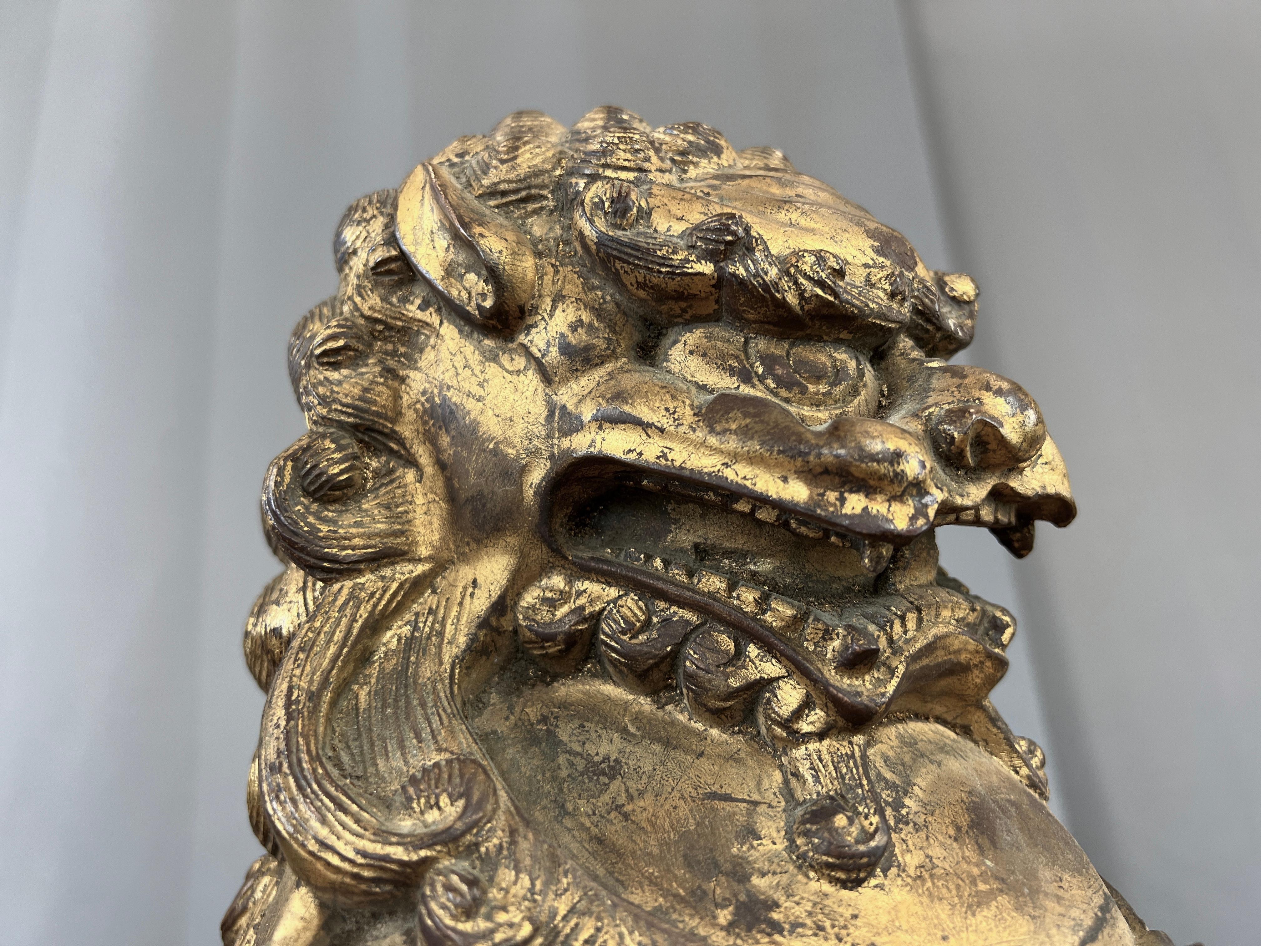 Paire de figurines chinoises en bois sculpté et doré, chien Foo / Lions Gardiens en vente 4
