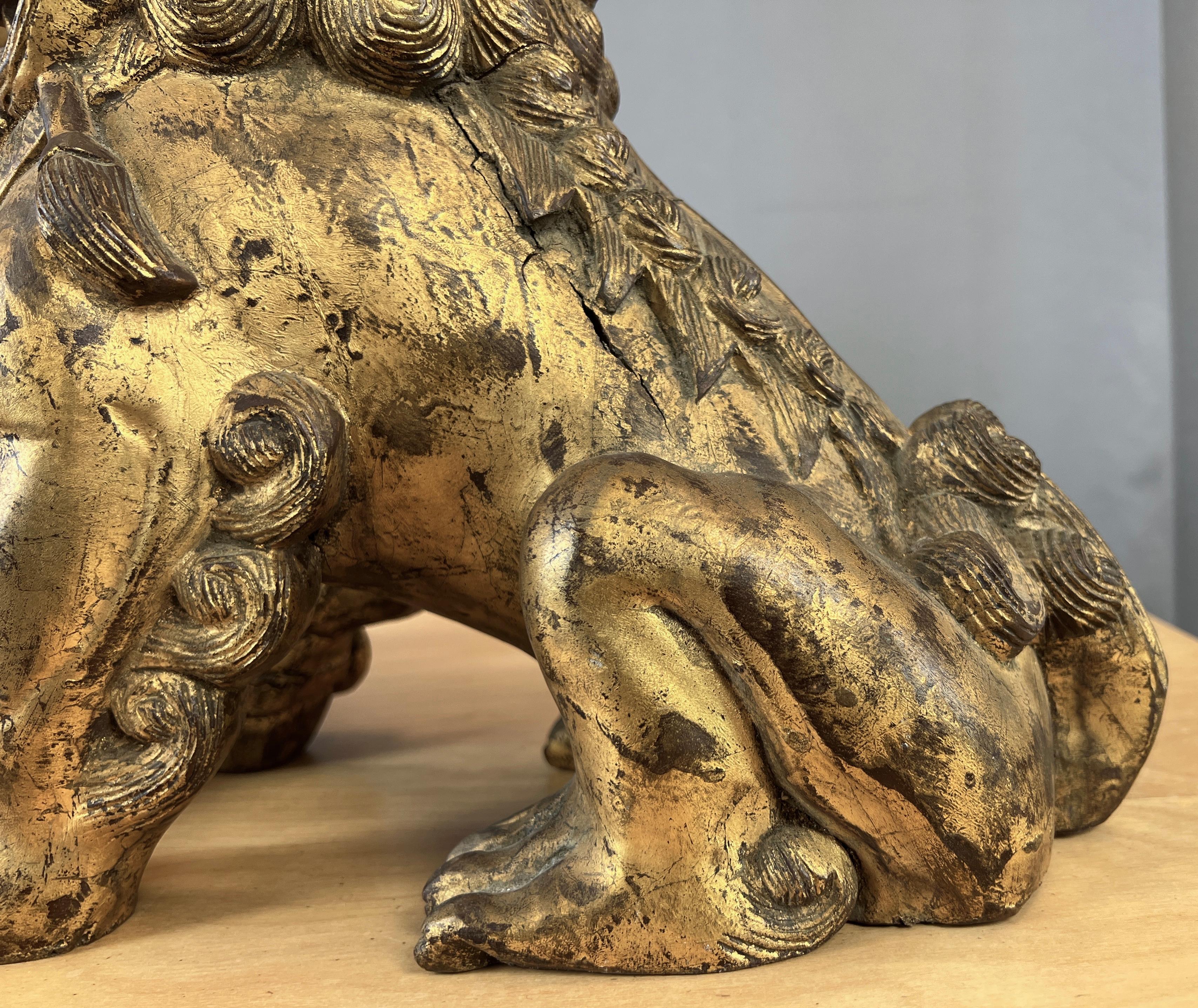 Paire de figurines chinoises en bois sculpté et doré, chien Foo / Lions Gardiens en vente 7