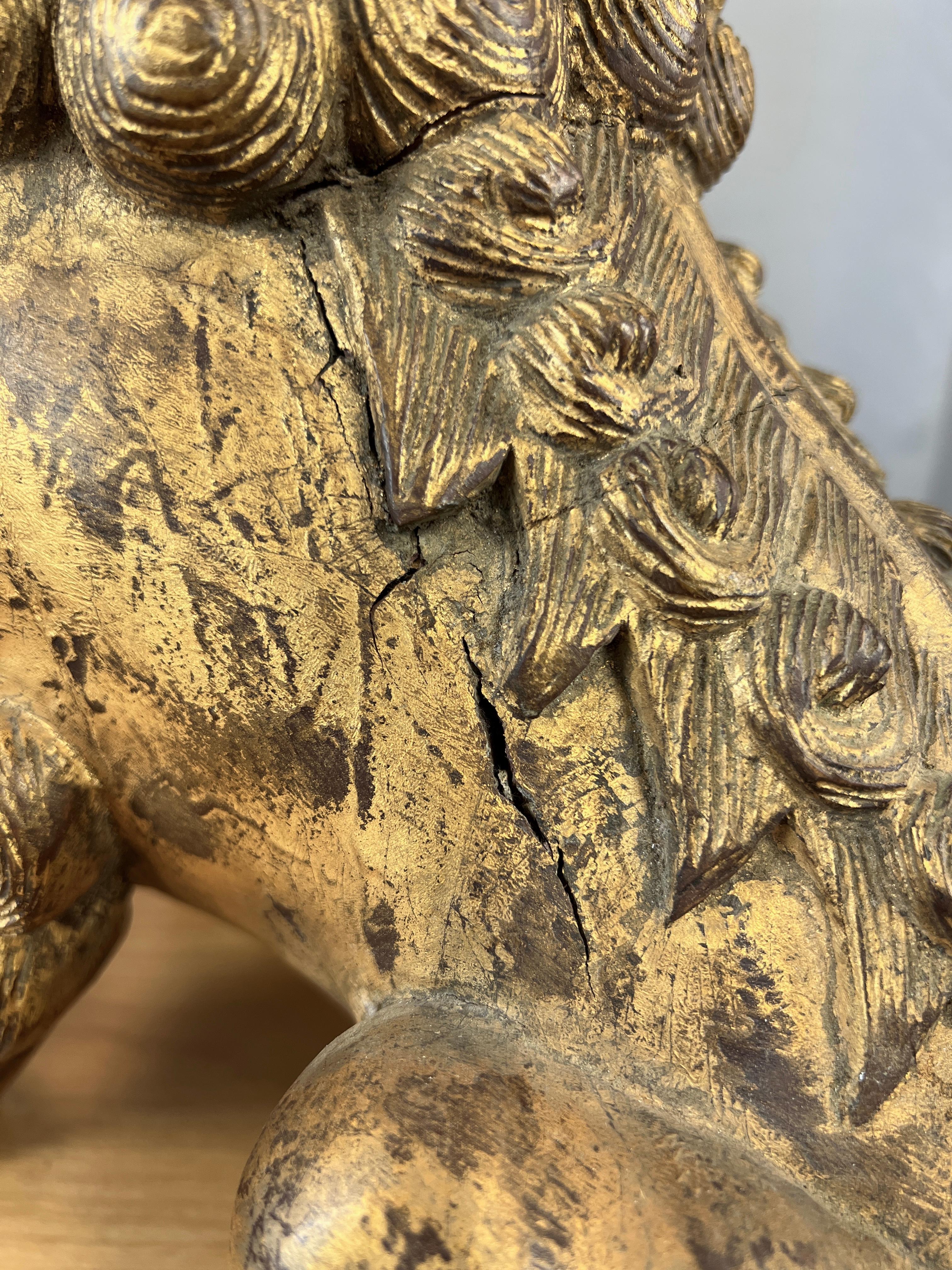 Paire de figurines chinoises en bois sculpté et doré, chien Foo / Lions Gardiens en vente 8