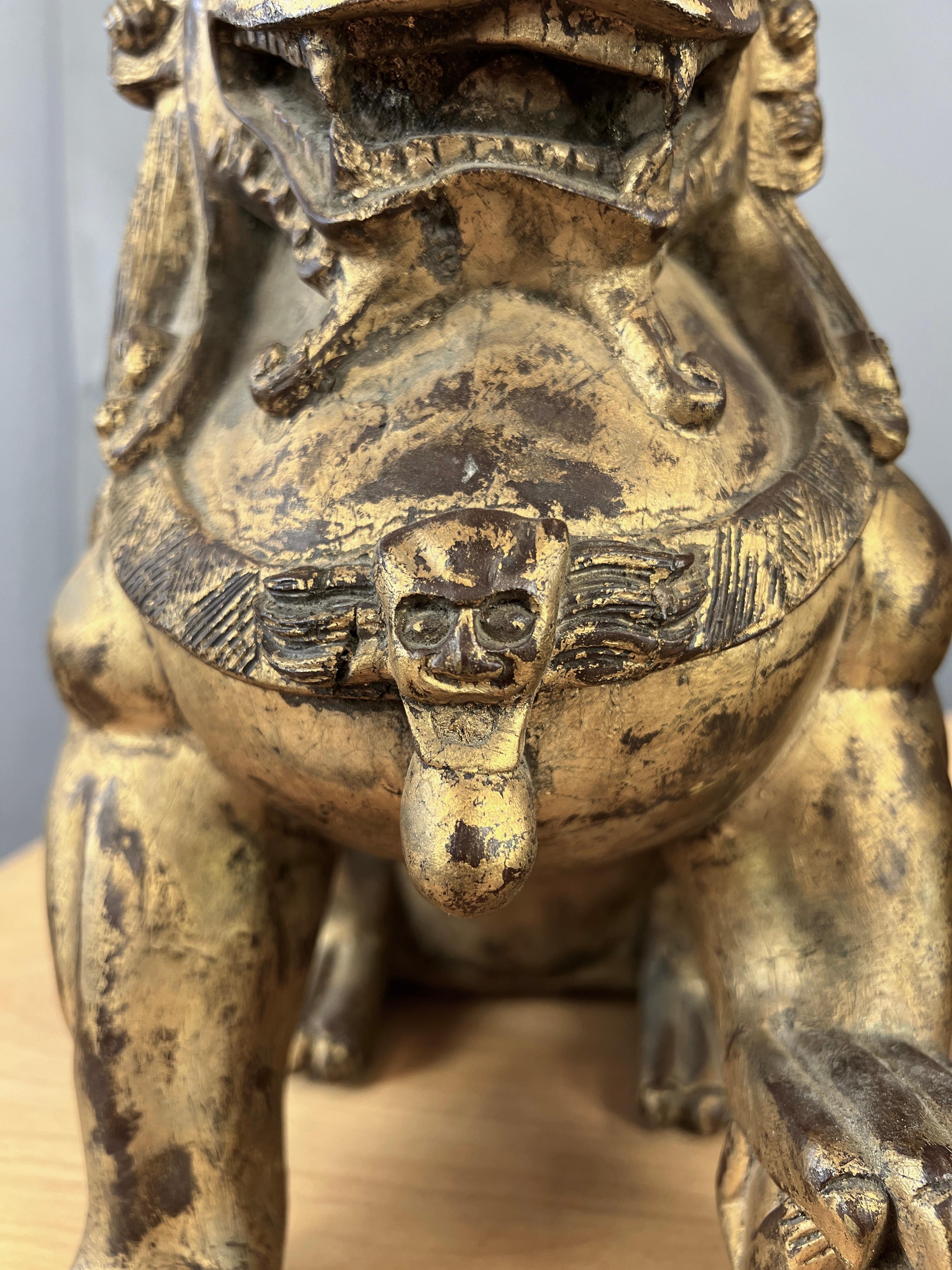 Paire de figurines chinoises en bois sculpté et doré, chien Foo / Lions Gardiens en vente 10