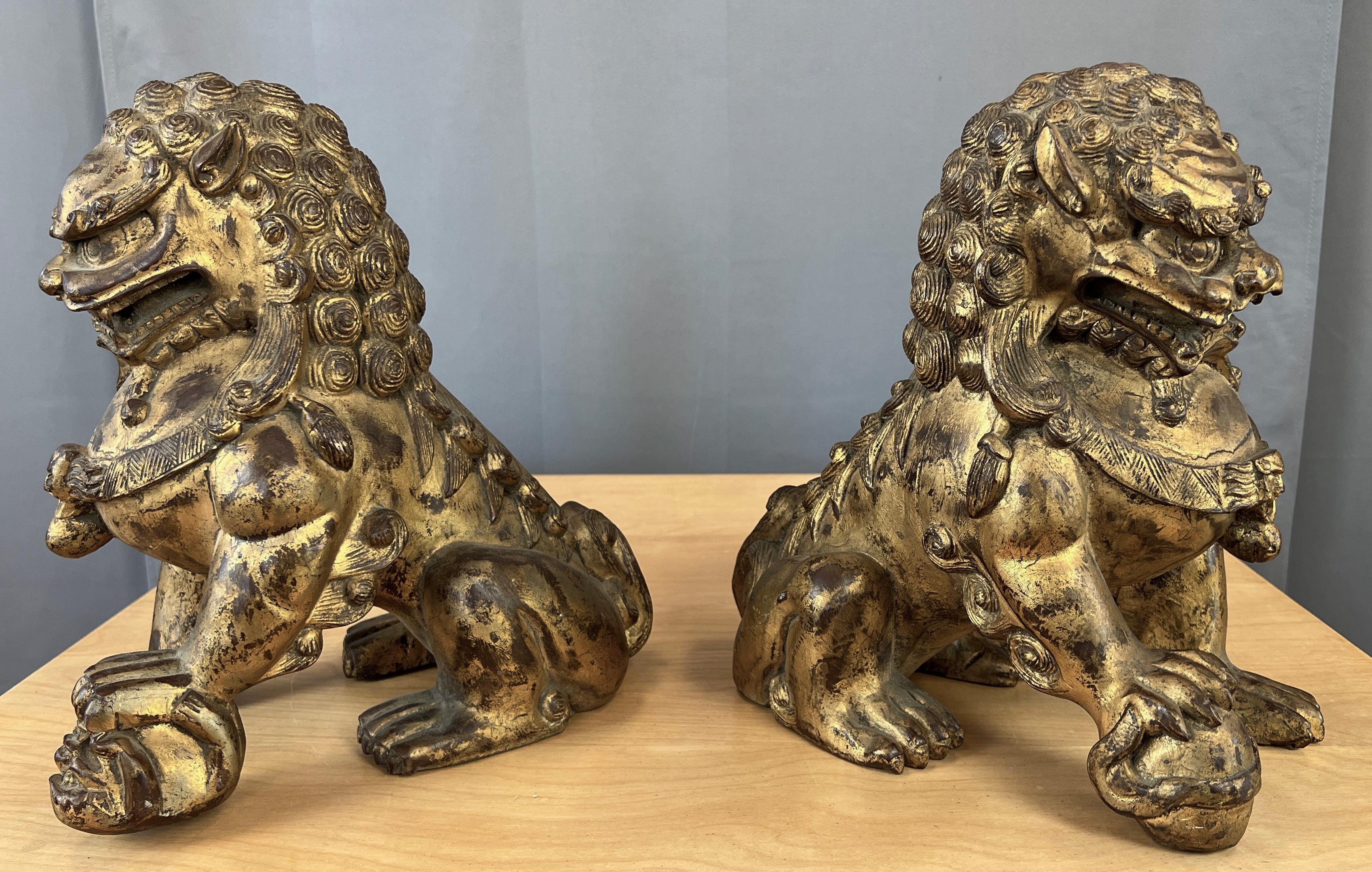 Paire de figurines chinoises en bois sculpté et doré, chien Foo / Lions Gardiens en vente 13