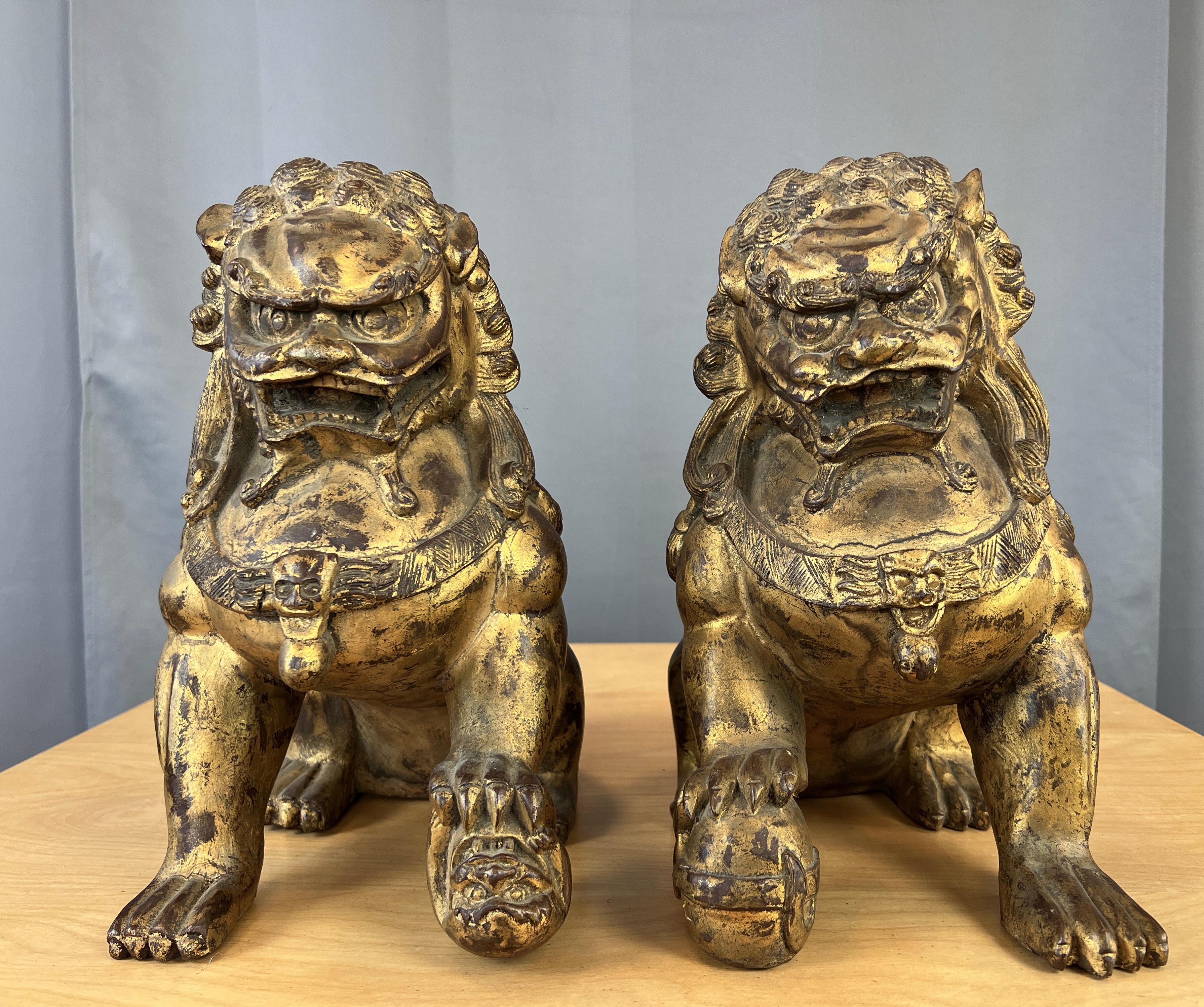 Exportation chinoise Paire de figurines chinoises en bois sculpté et doré, chien Foo / Lions Gardiens en vente