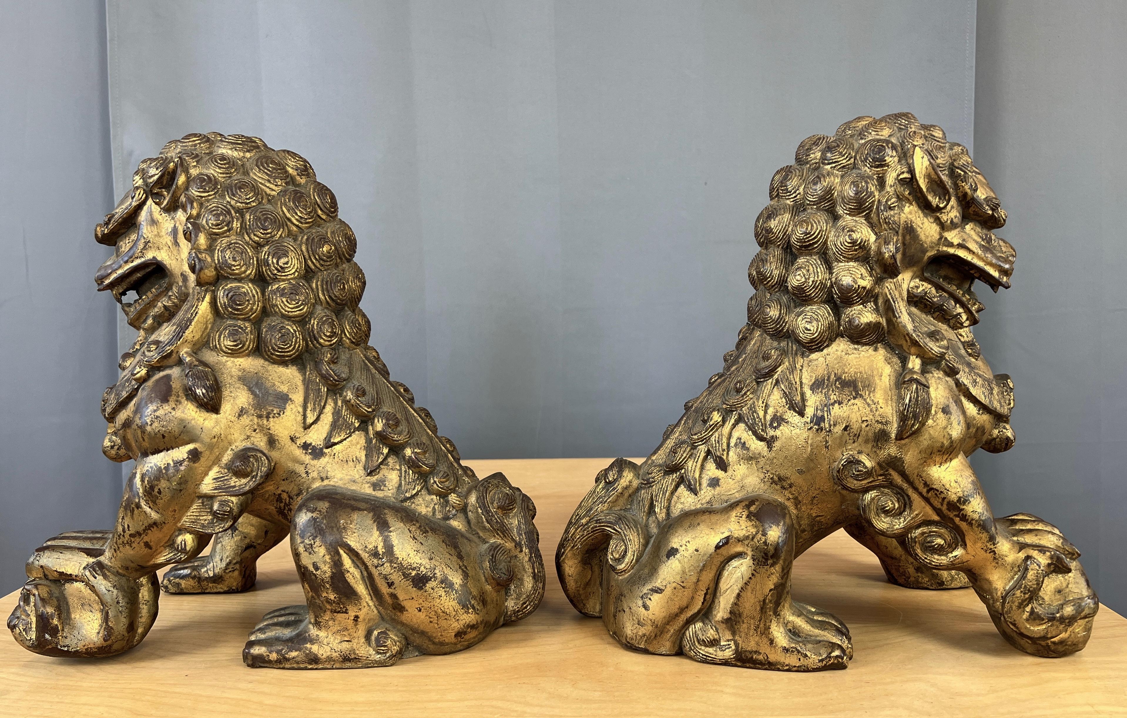 Milieu du XXe siècle Paire de figurines chinoises en bois sculpté et doré, chien Foo / Lions Gardiens en vente