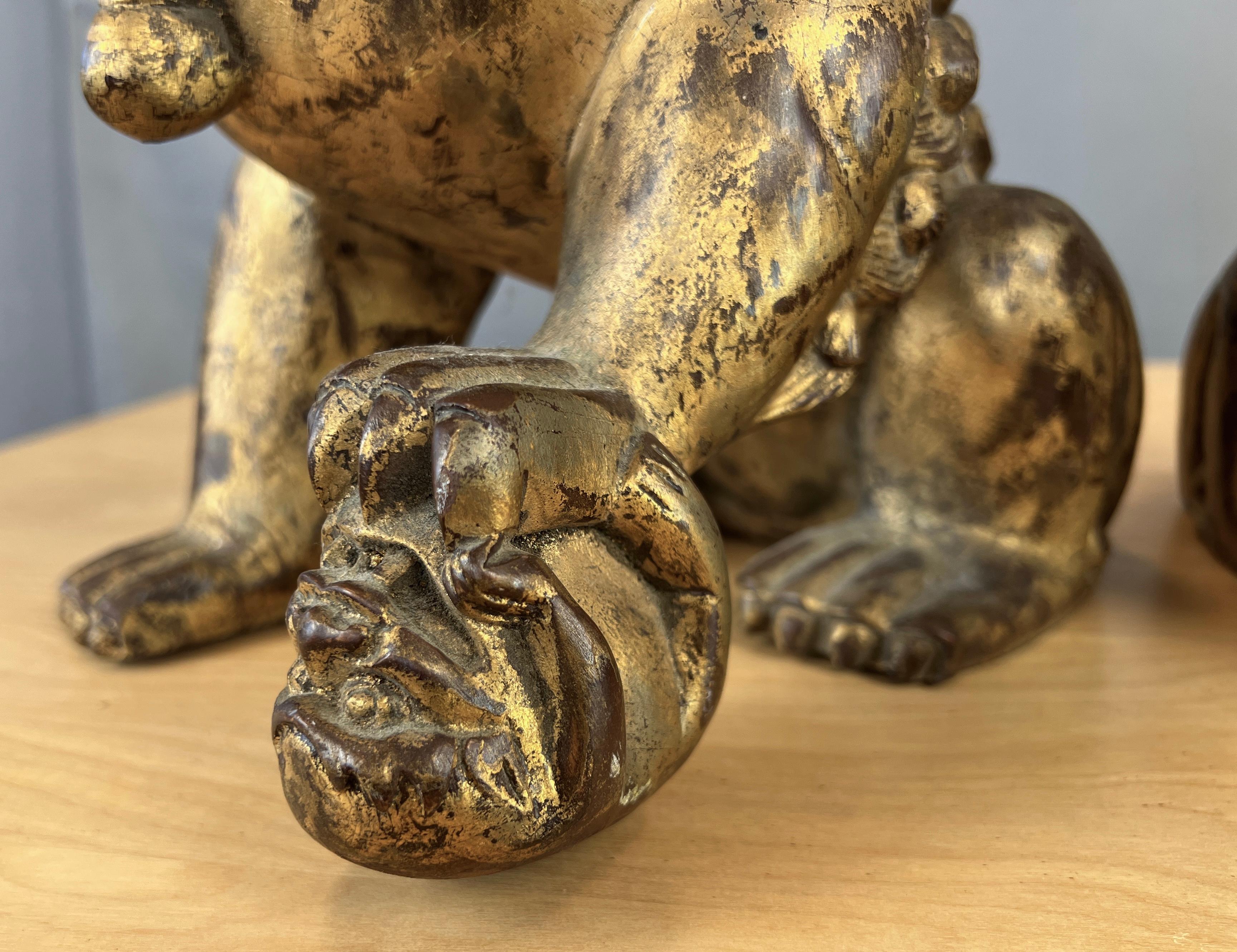 Paar chinesische vergoldete geschnitzte Holz-Feuerhund-/ Guardian-Löwen-Figuren, Vintage (Vergoldetes Holz) im Angebot
