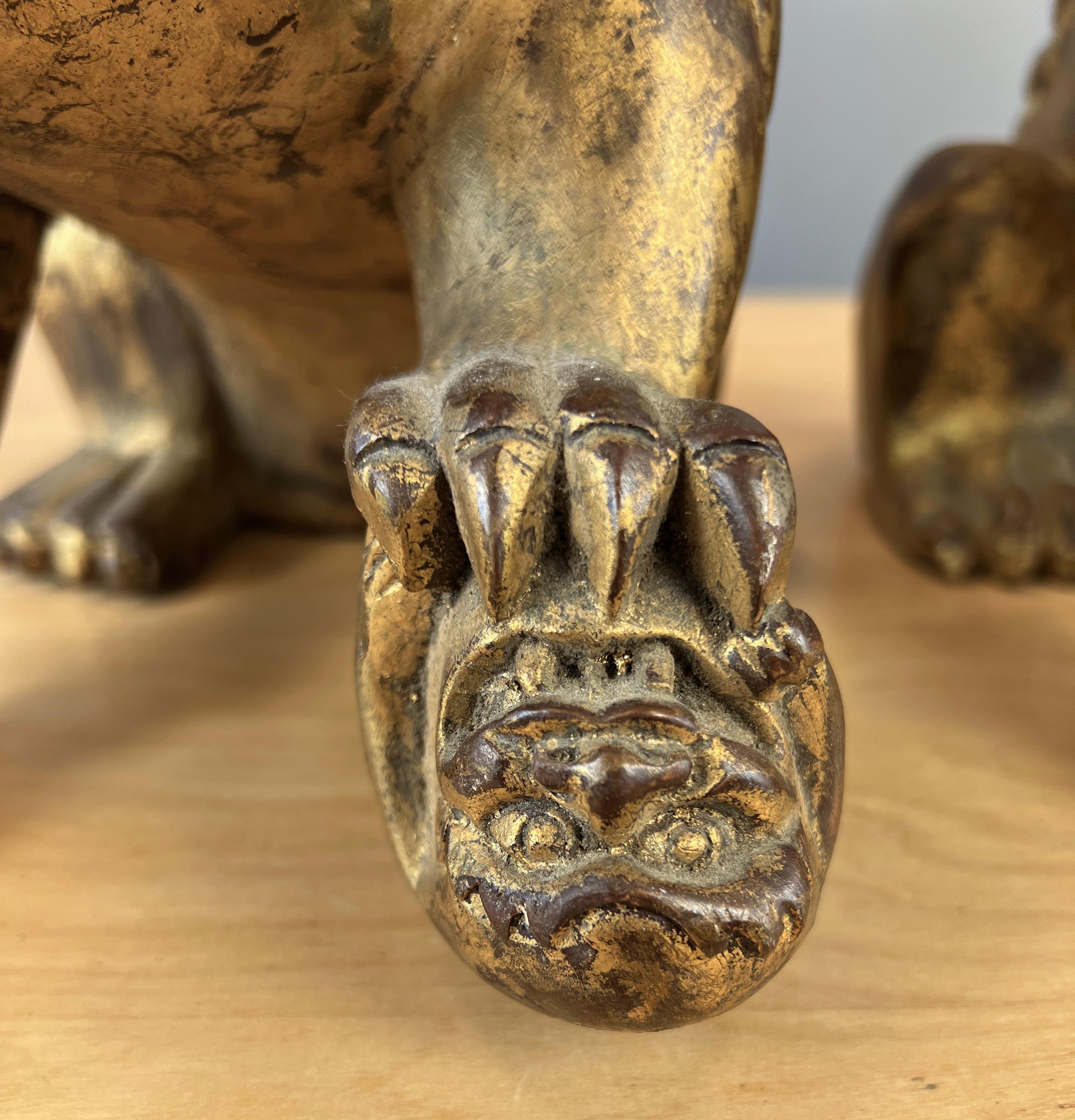 Paire de figurines chinoises en bois sculpté et doré, chien Foo / Lions Gardiens en vente 1