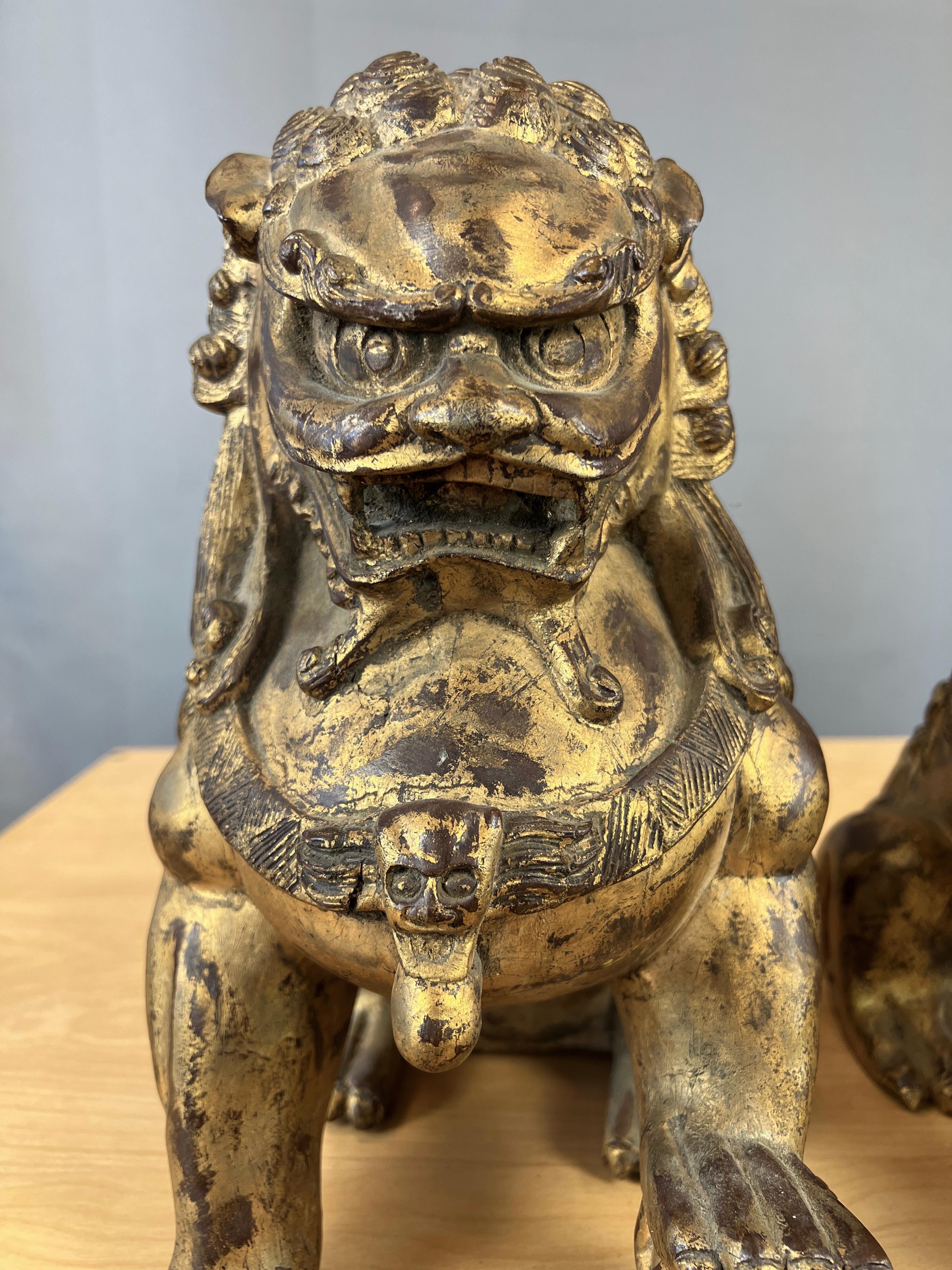 Paire de figurines chinoises en bois sculpté et doré, chien Foo / Lions Gardiens en vente 2