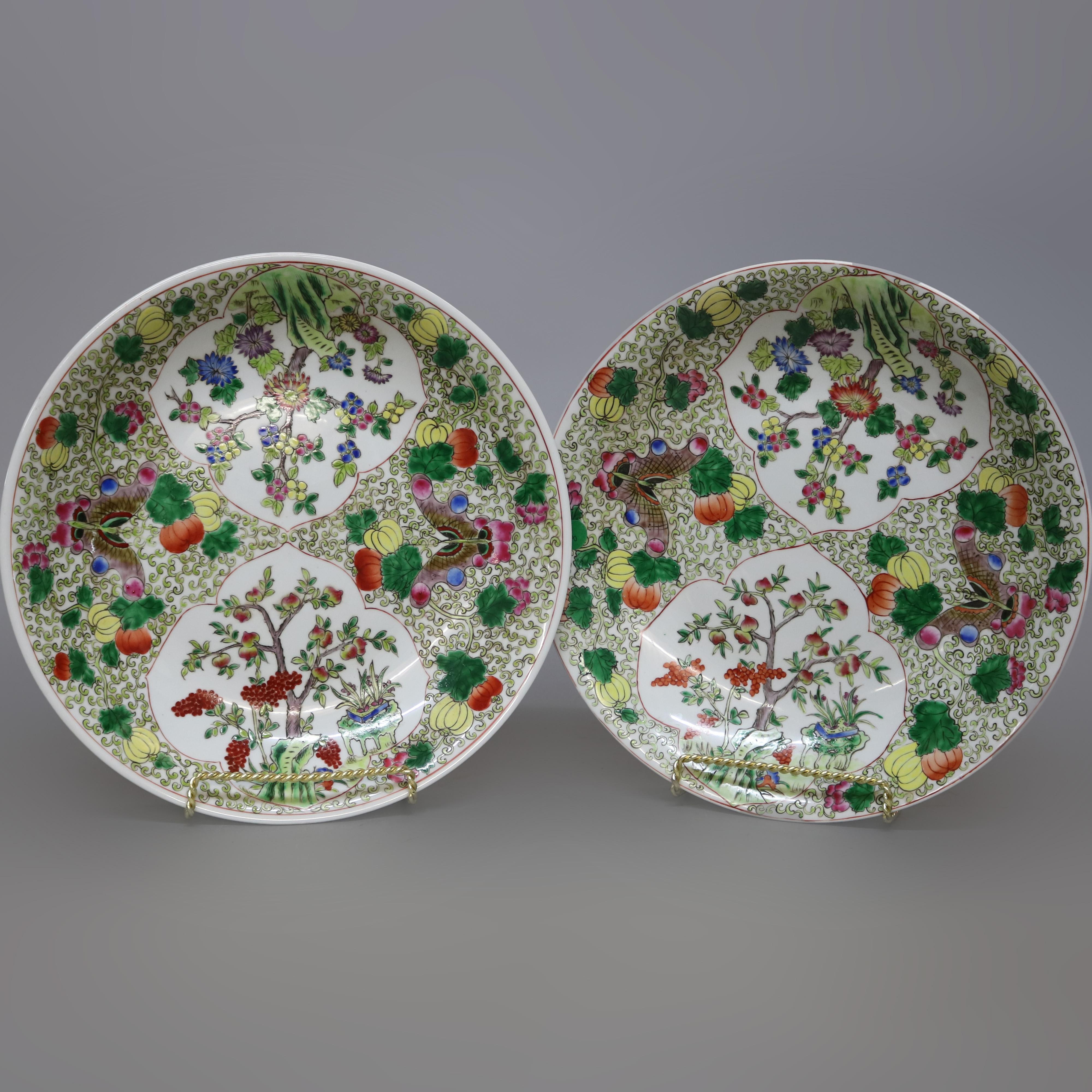 Émaillé Paire d'assiettes de présentation vintage en porcelaine chinoise avec papillons et scène de jardin en vente