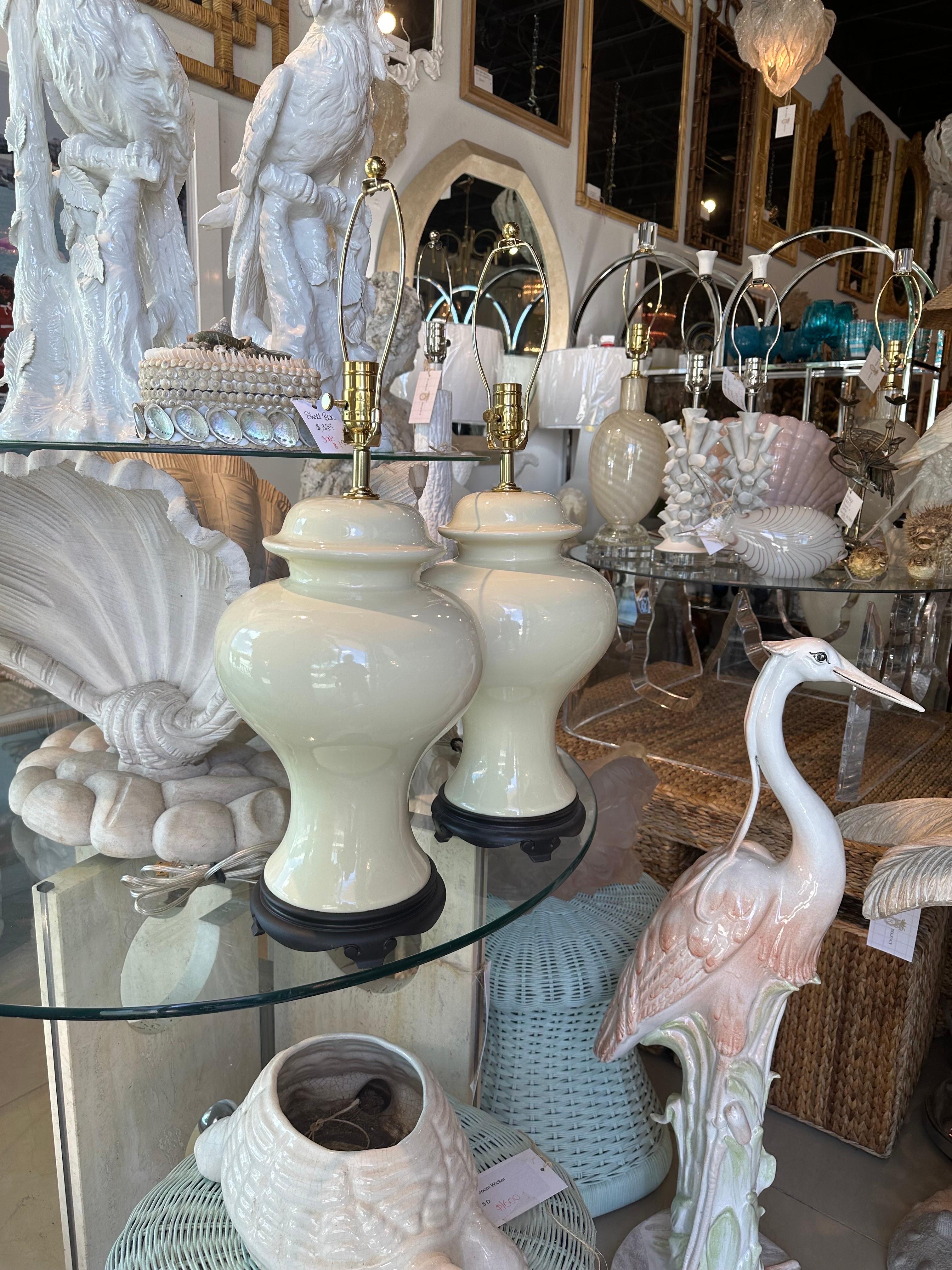 Paar Chinoiserie-Tischlampen aus Keramik in Creme und Elfenbein in Ingwerglas, Vintage, neu verdrahtet, Paar  im Angebot 3