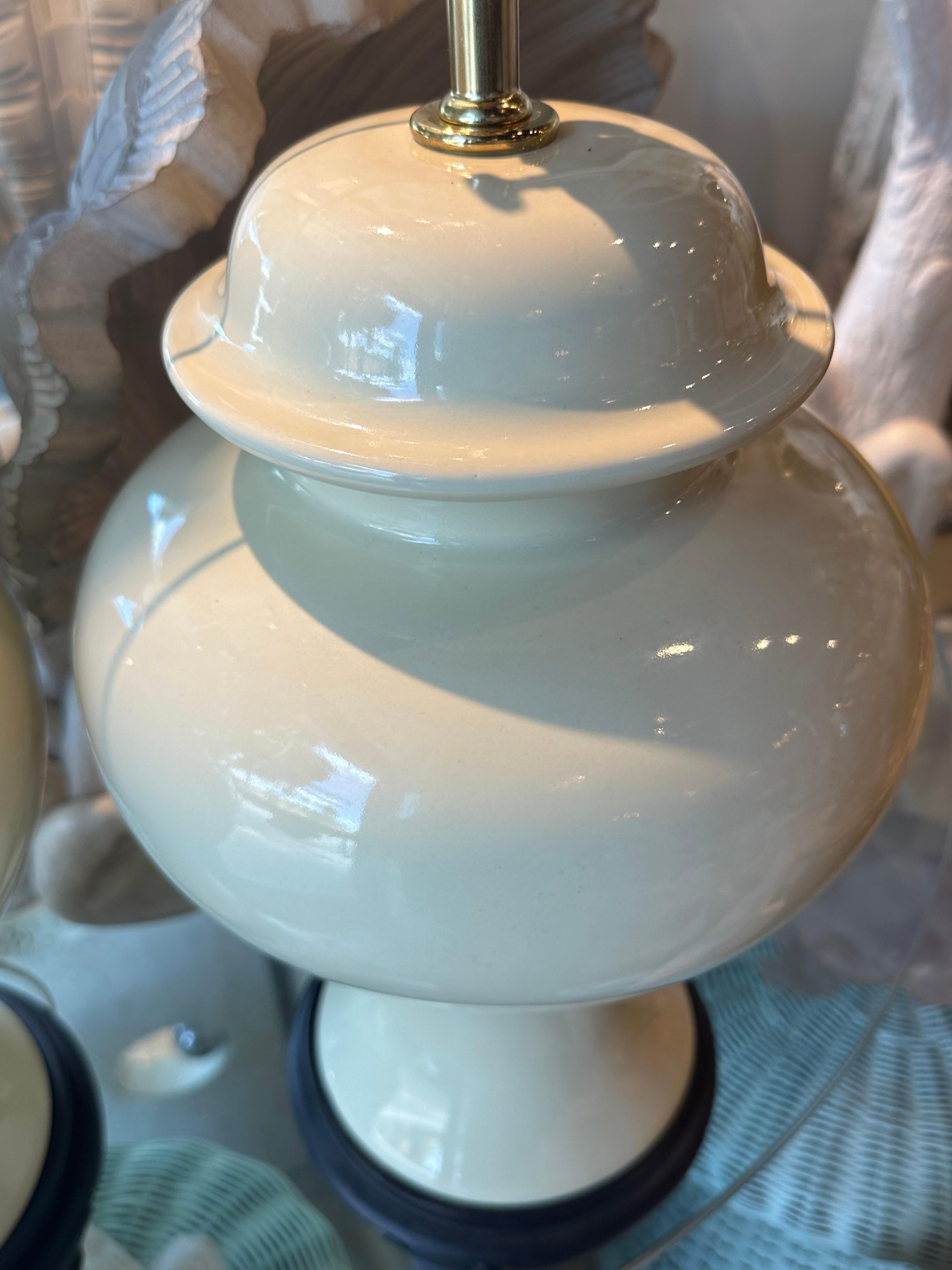 Hollywood Regency Paire de lampes de table Chinoiserie en céramique crème ivoire Ginger Jar, nouvellement câblées  en vente