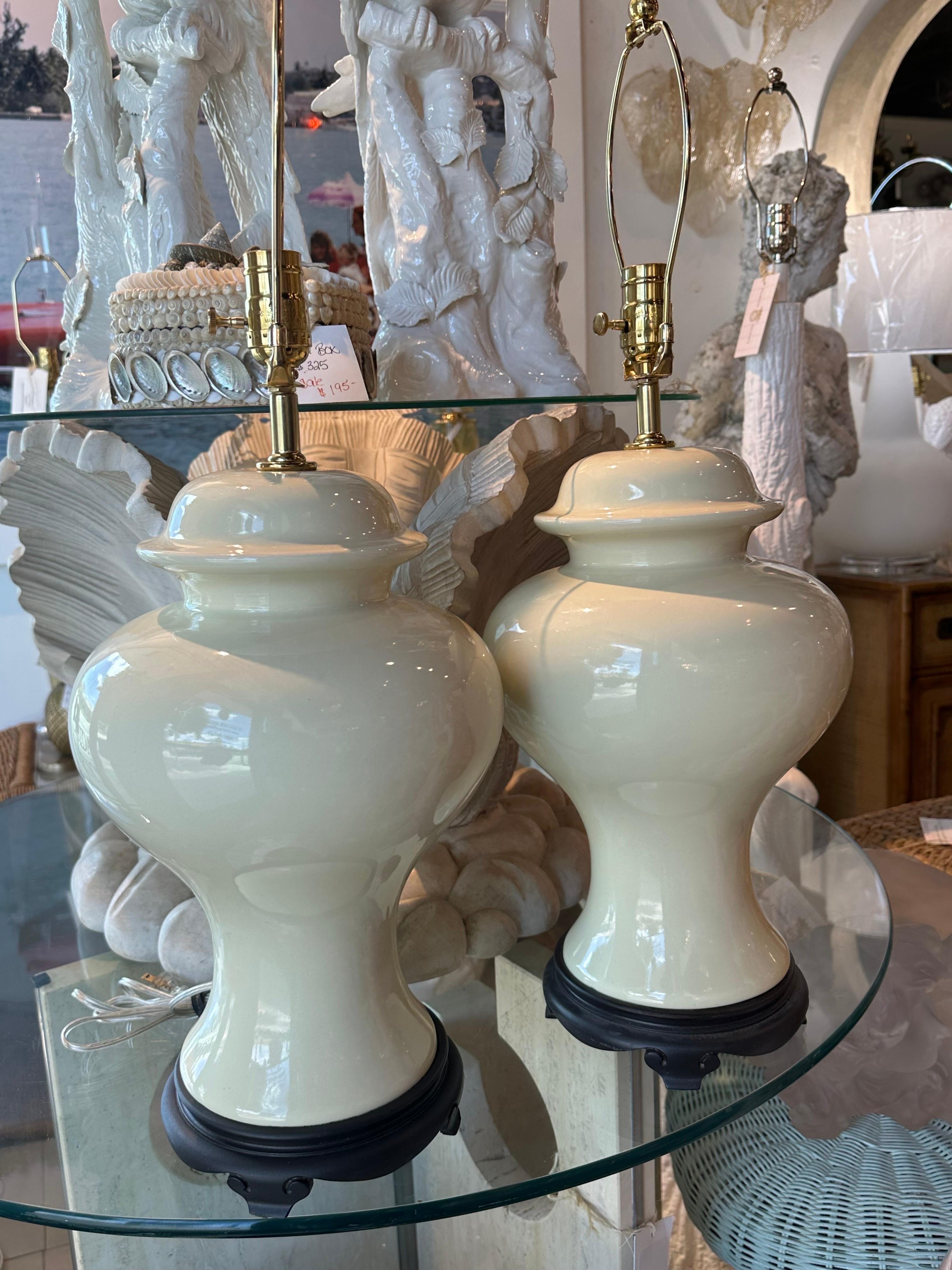 American Vintage Pair Chinoiserie Ceramic Cream Ivory Ginger Jar Table Lamps Newly Wired  For Sale