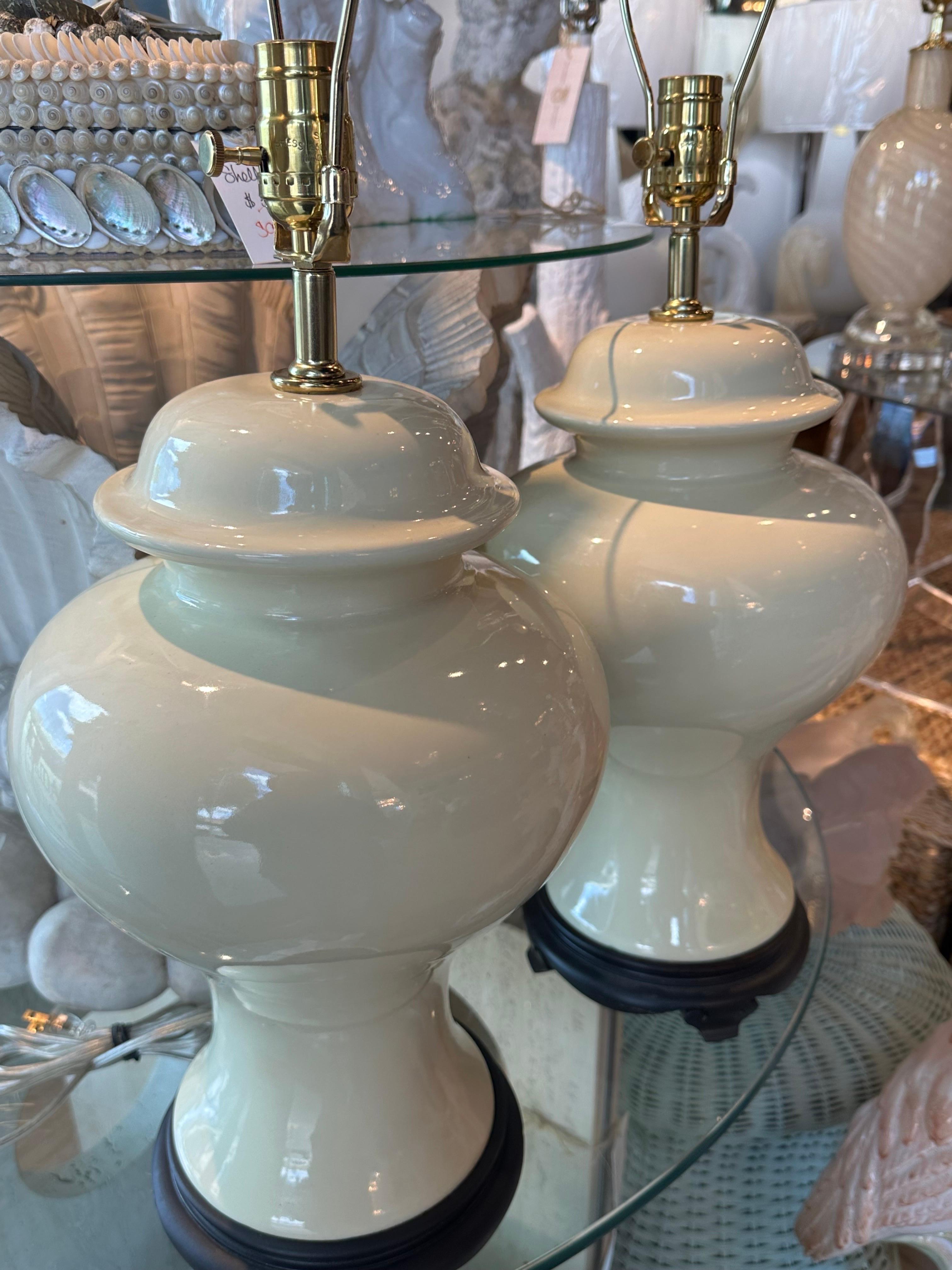 Paar Chinoiserie-Tischlampen aus Keramik in Creme und Elfenbein in Ingwerglas, Vintage, neu verdrahtet, Paar  im Zustand „Gut“ im Angebot in West Palm Beach, FL