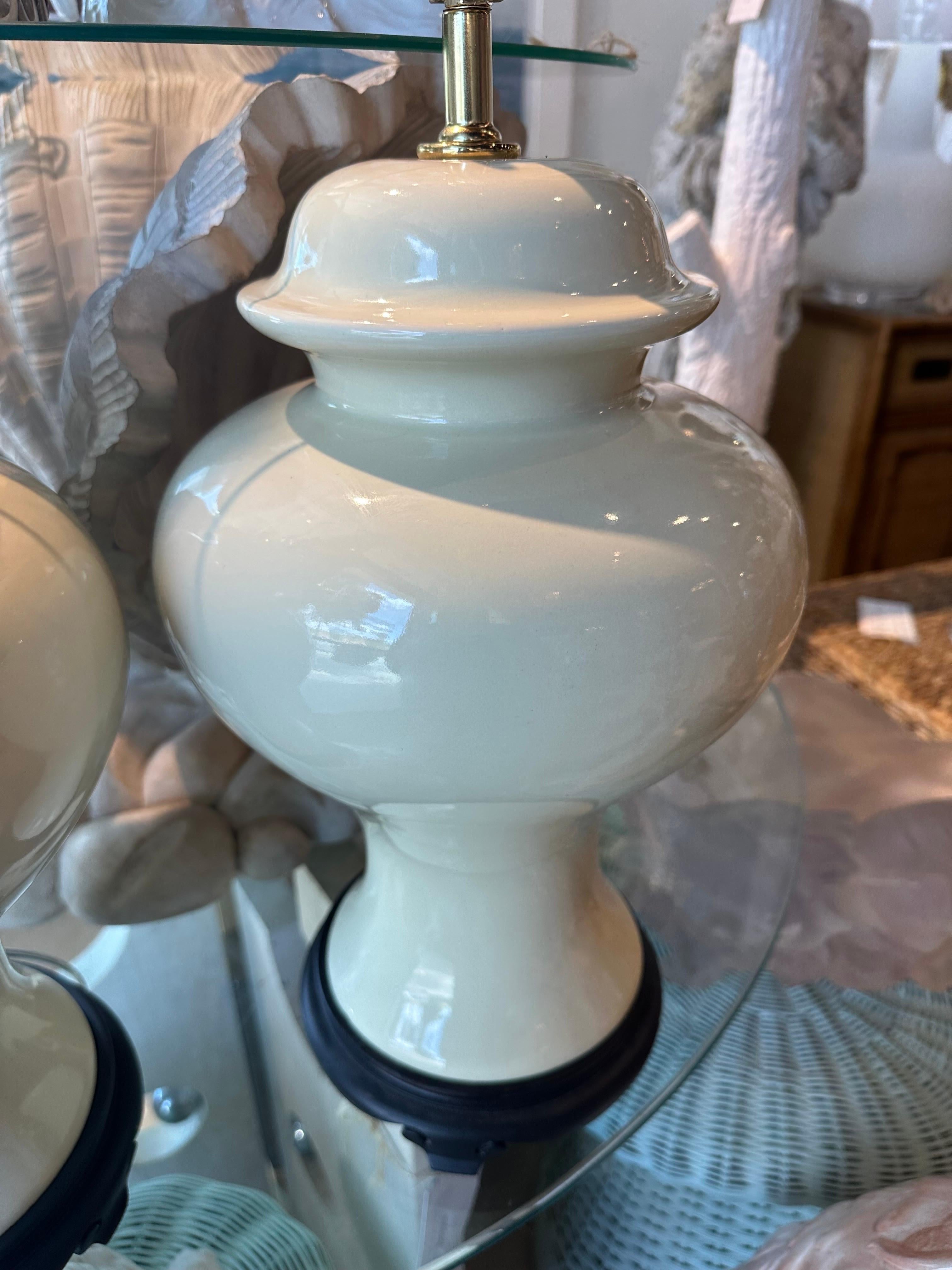 Late 20th Century Vintage Pair Chinoiserie Ceramic Cream Ivory Ginger Jar Table Lamps Newly Wired  For Sale