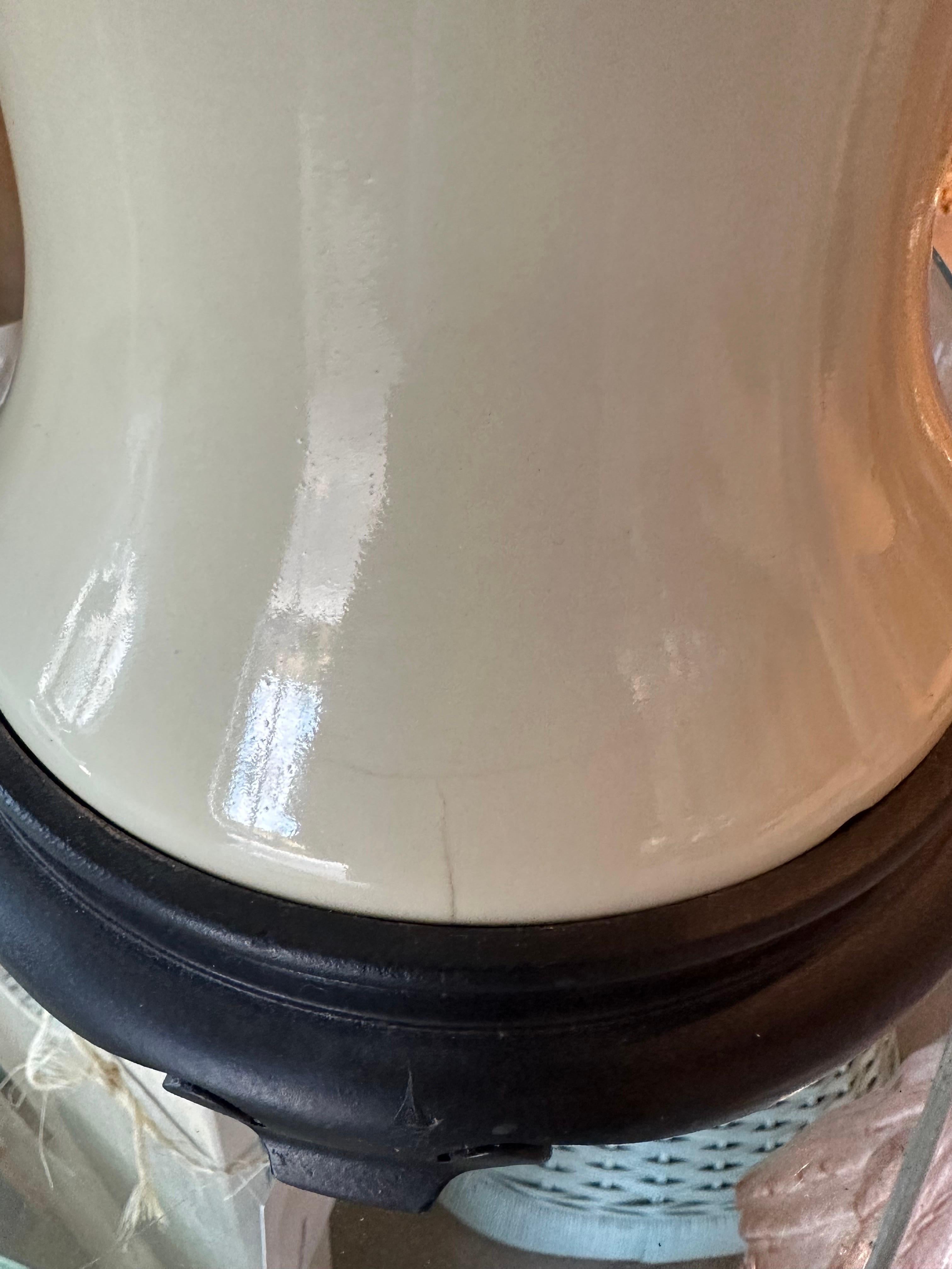 Paar Chinoiserie-Tischlampen aus Keramik in Creme und Elfenbein in Ingwerglas, Vintage, neu verdrahtet, Paar  (Holz) im Angebot