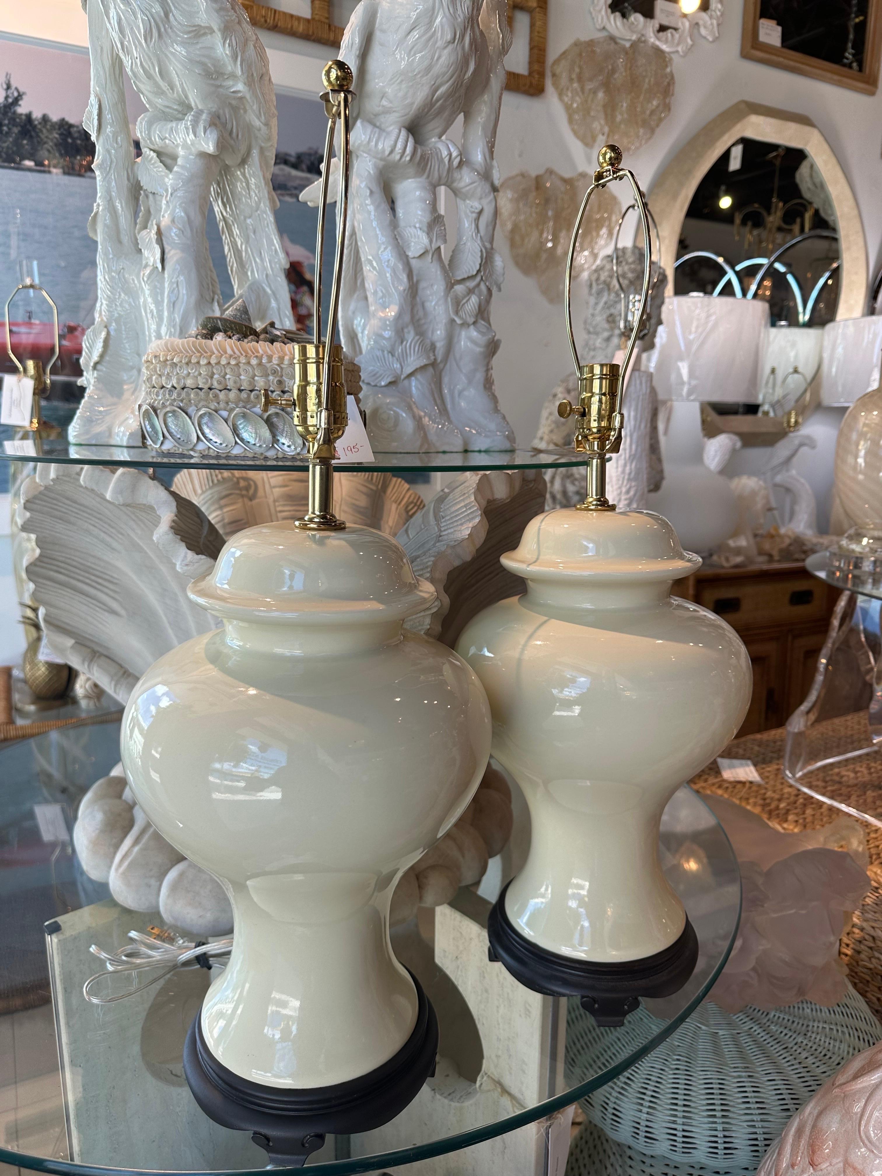 Paar Chinoiserie-Tischlampen aus Keramik in Creme und Elfenbein in Ingwerglas, Vintage, neu verdrahtet, Paar  im Angebot 1