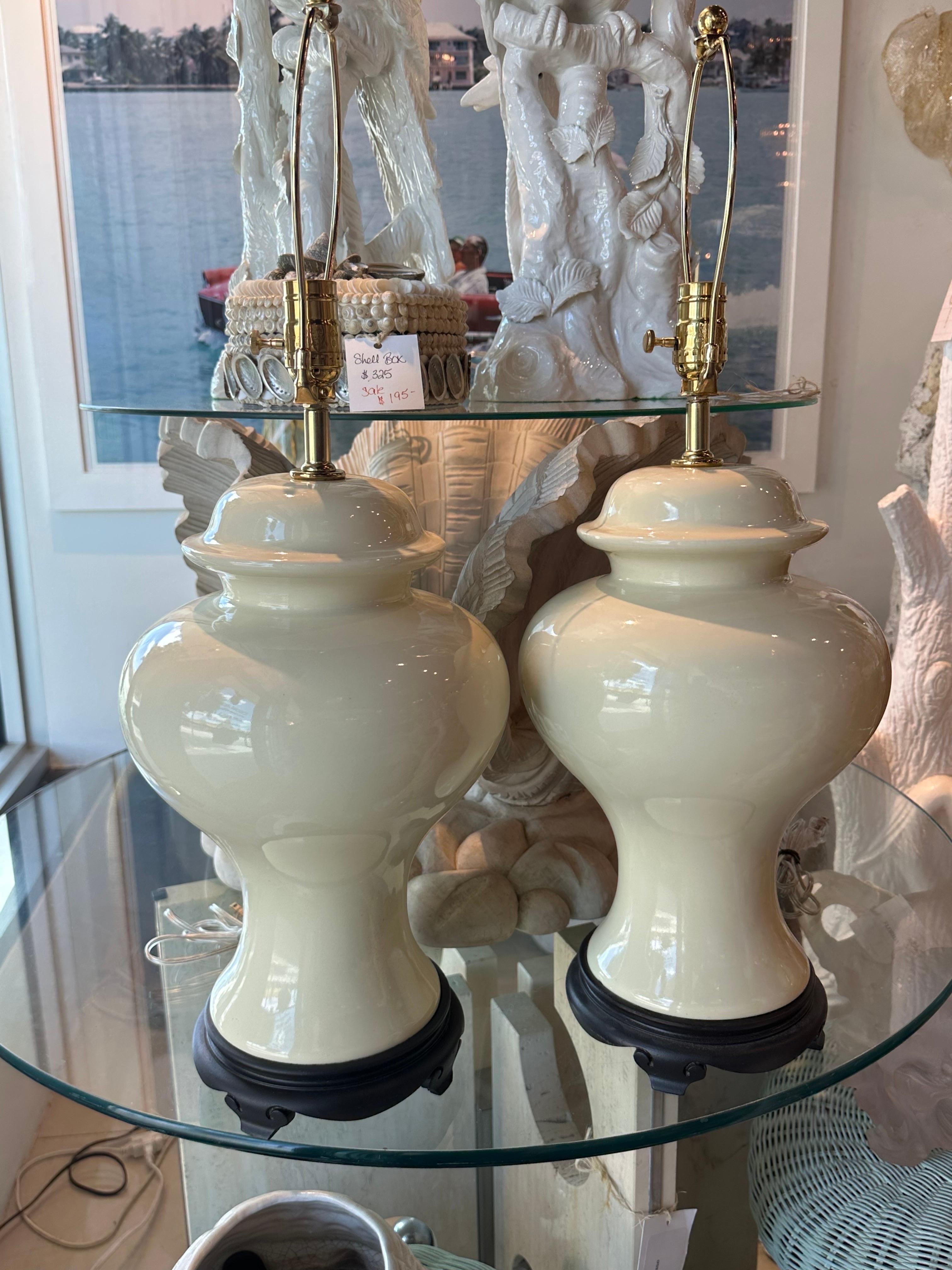 Paar Chinoiserie-Tischlampen aus Keramik in Creme und Elfenbein in Ingwerglas, Vintage, neu verdrahtet, Paar  im Angebot 2