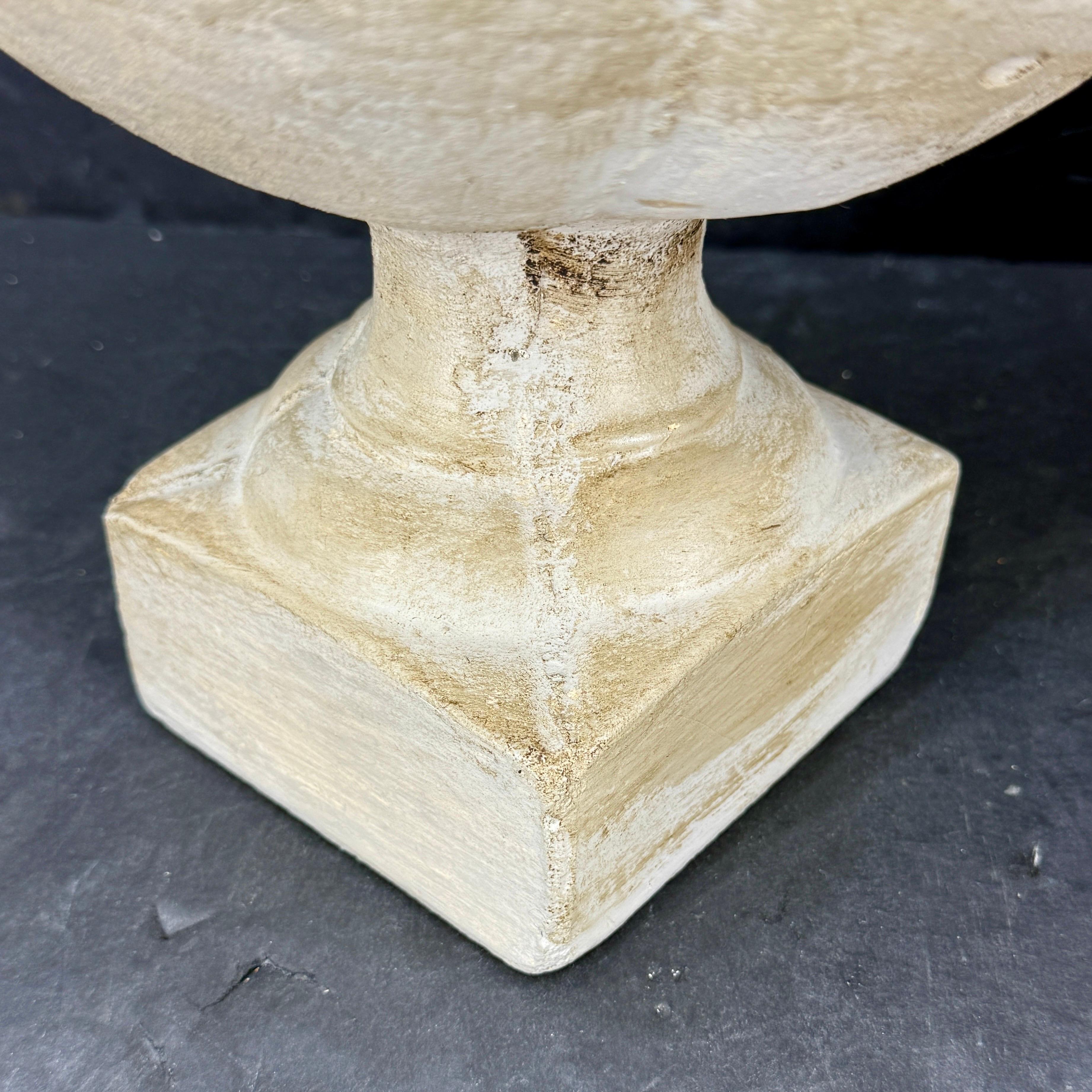 Vieille paire d'urnes de jardinières en béton de style français en vente 3