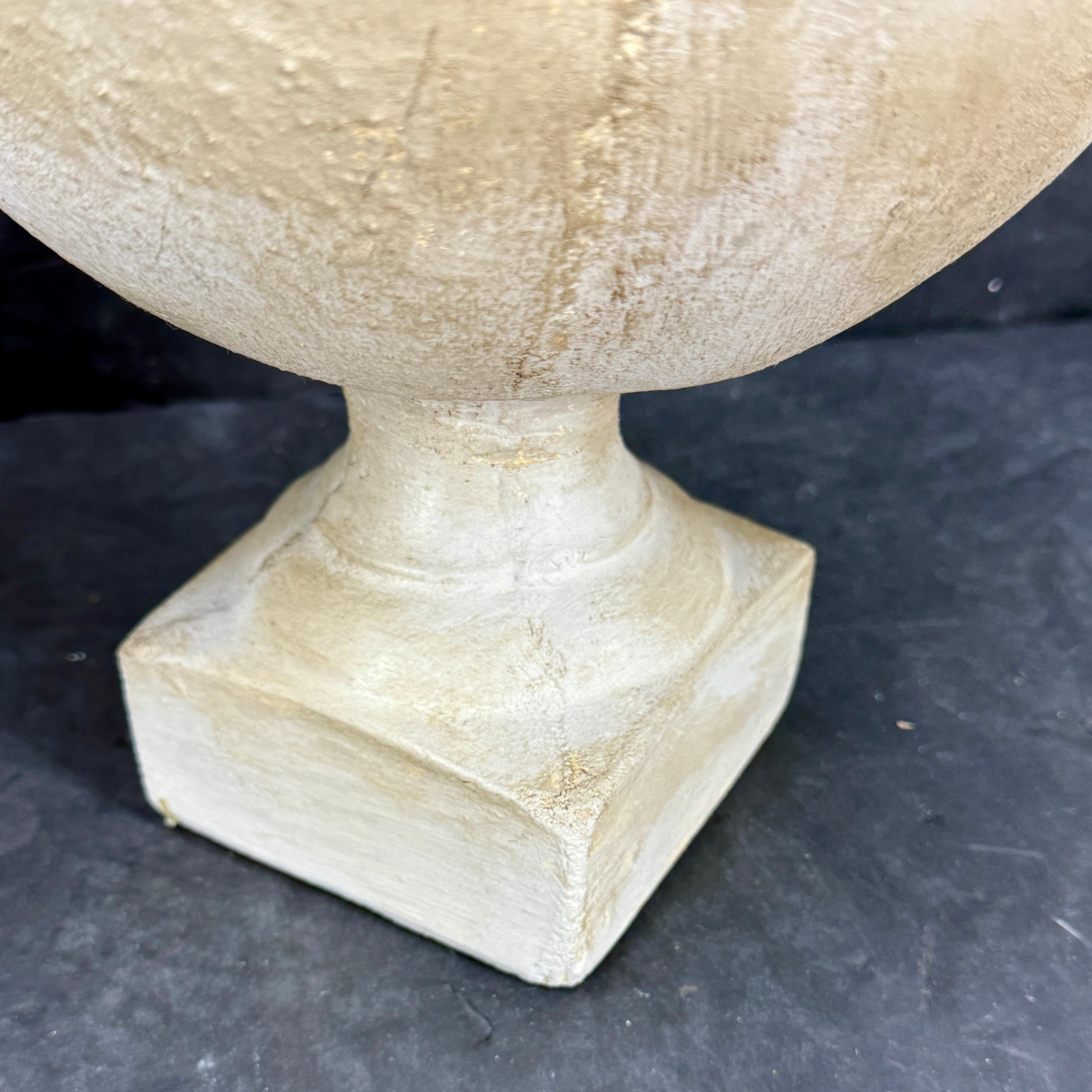 Vieille paire d'urnes de jardinières en béton de style français en vente 4