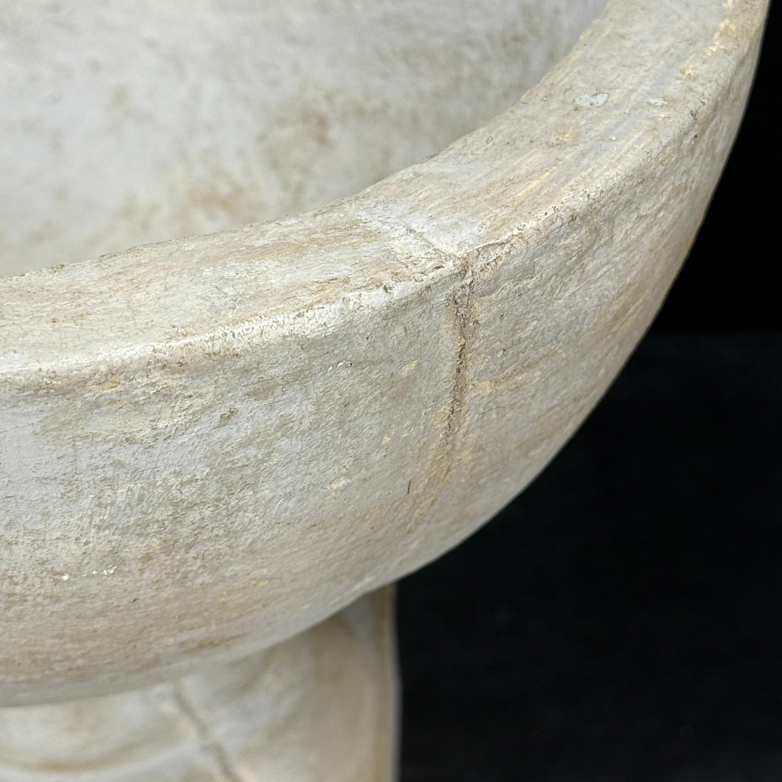 Vieille paire d'urnes de jardinières en béton de style français en vente 5