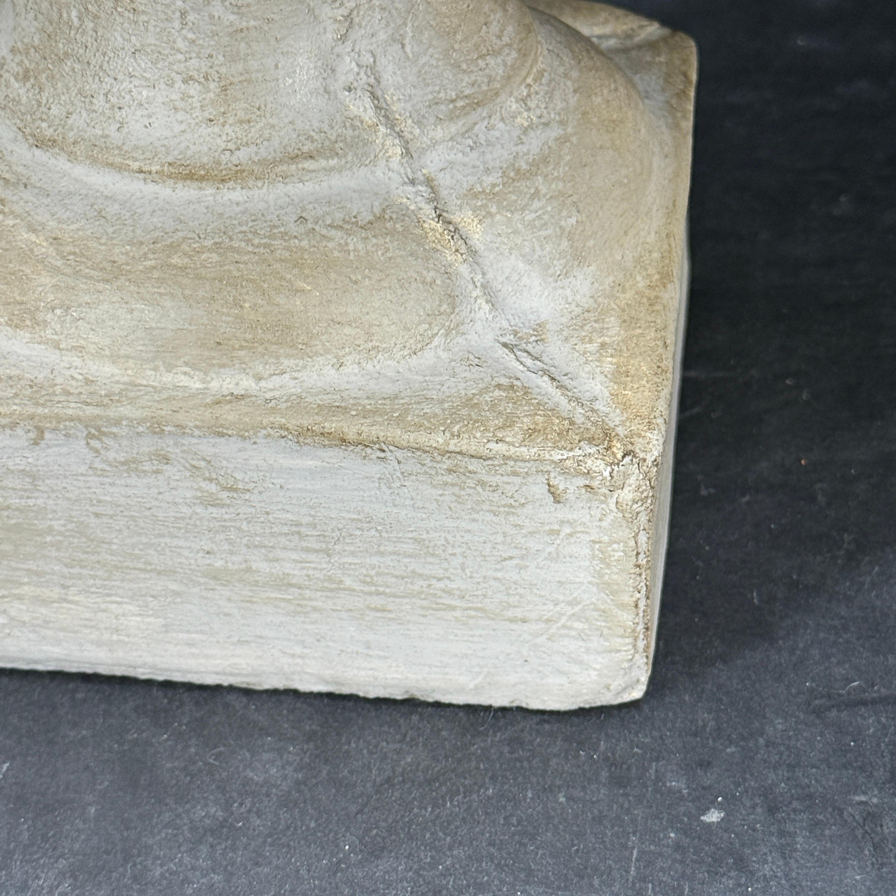 Vieille paire d'urnes de jardinières en béton de style français en vente 6