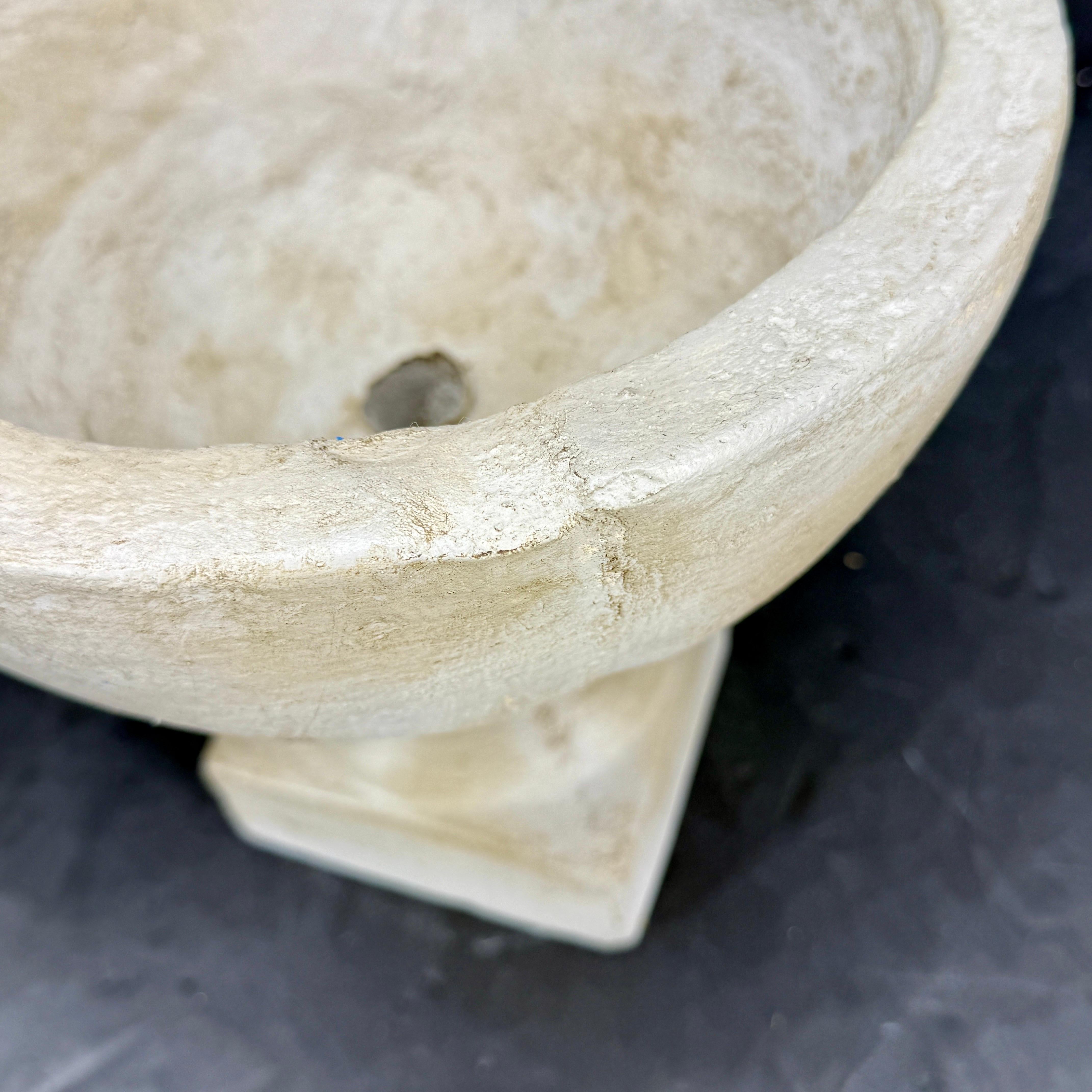 Vieille paire d'urnes de jardinières en béton de style français en vente 7