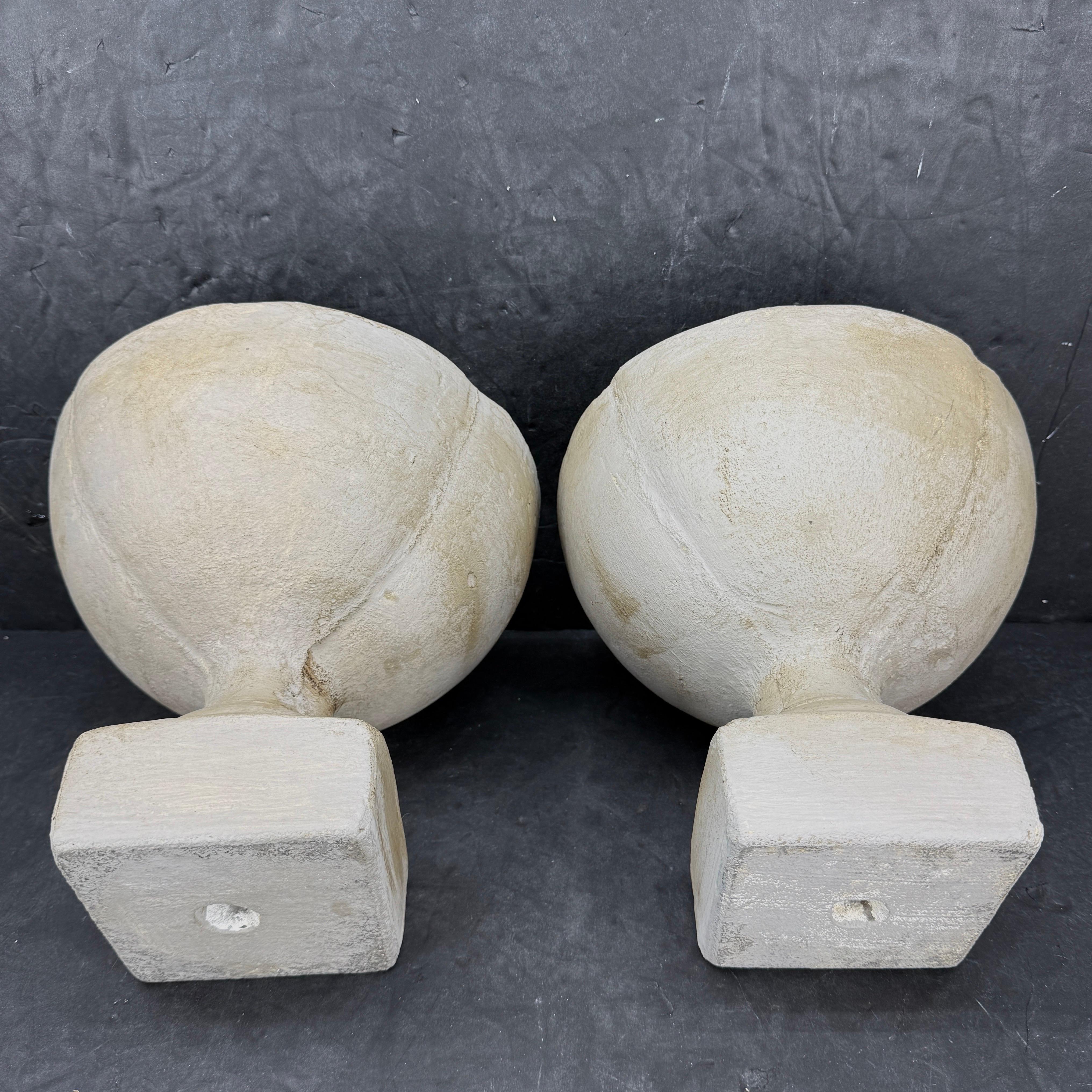 Vieille paire d'urnes de jardinières en béton de style français en vente 8