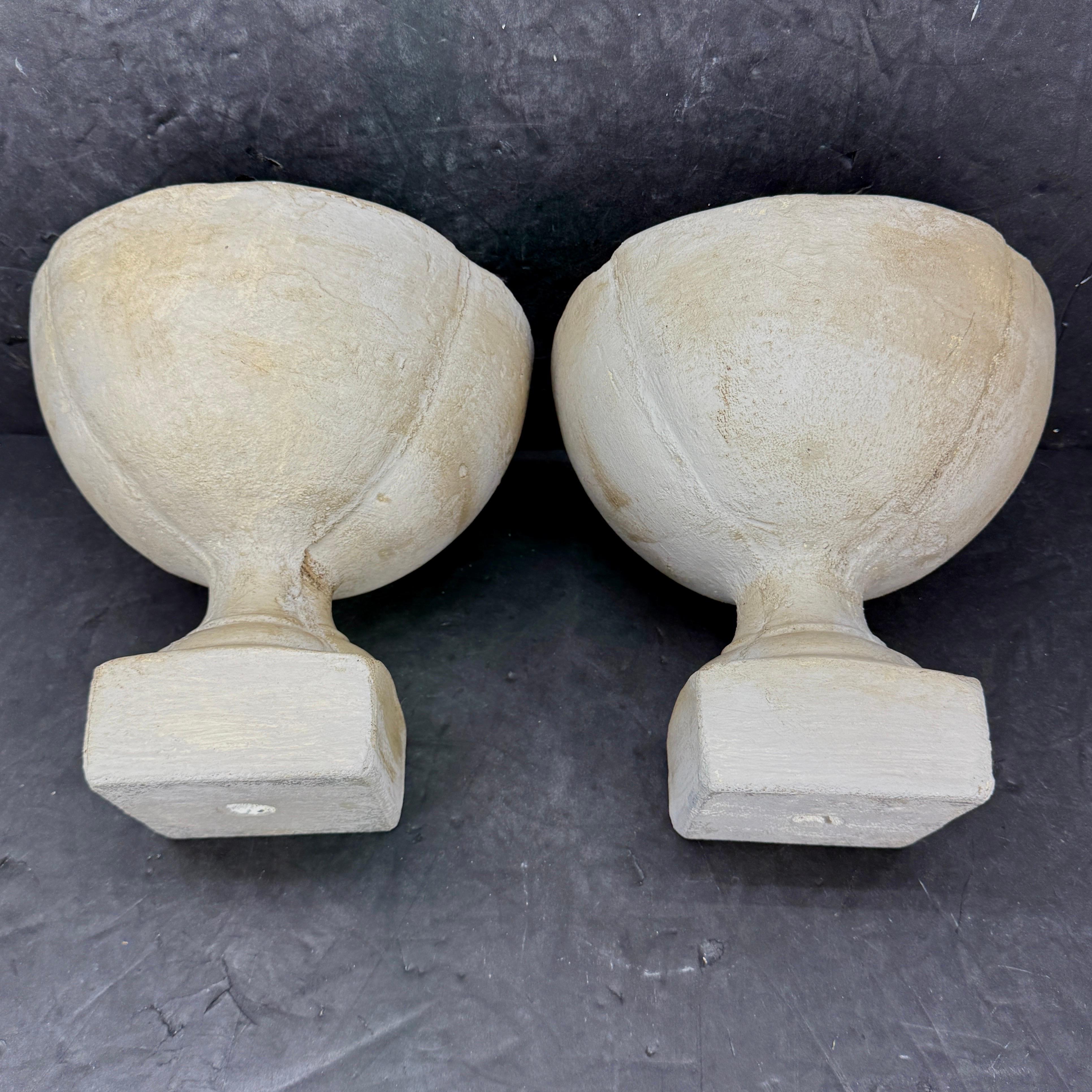 Vieille paire d'urnes de jardinières en béton de style français en vente 9