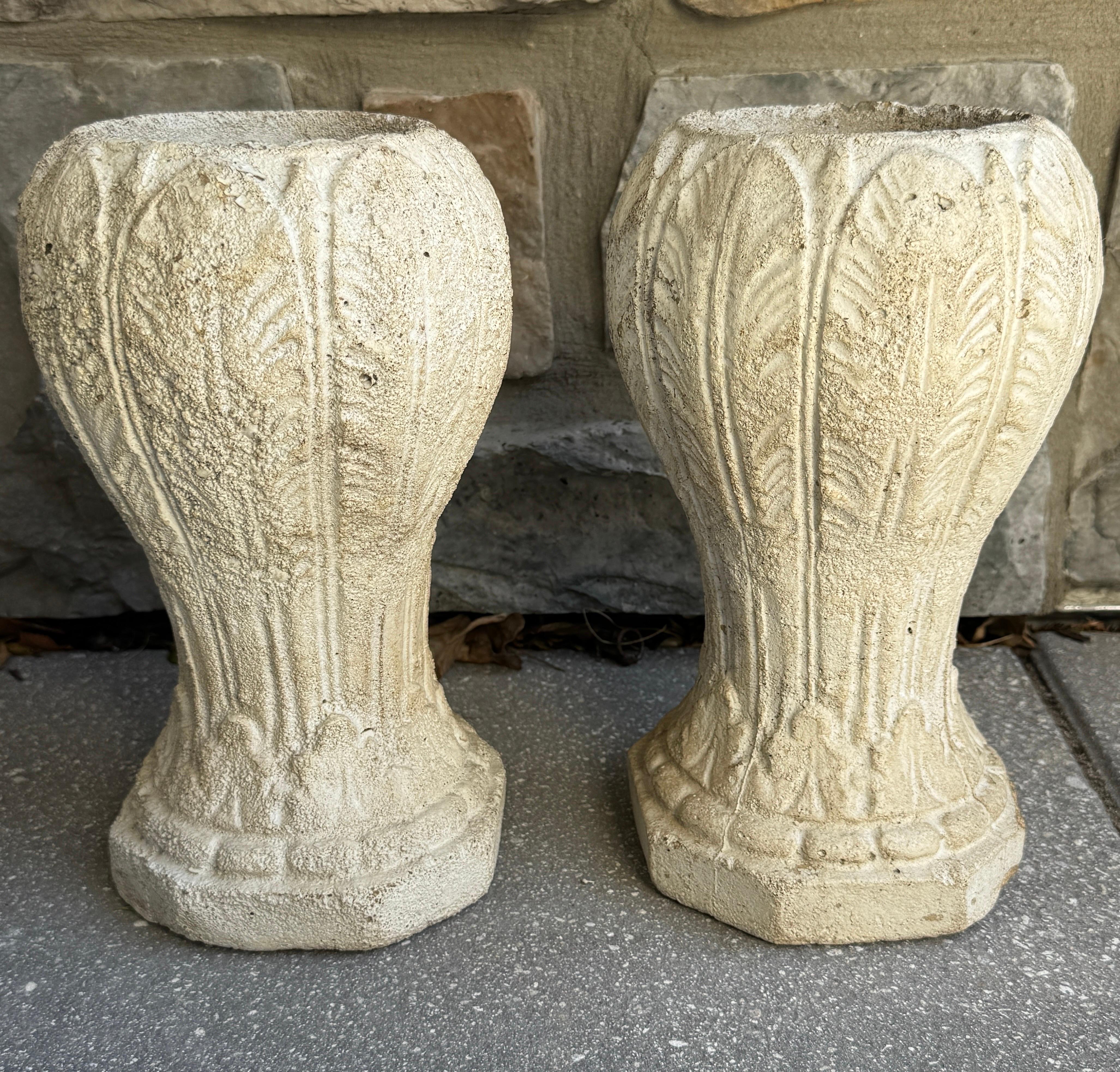 Jardinières avec motif floral d'acanthe. Des sculptures magnifiquement vieillies. Des pièces parfaites pour l'intérieur ou l'extérieur. Il est certain qu'il ferait une pièce maîtresse fantastique sur une console ou une table à manger, ainsi que sur