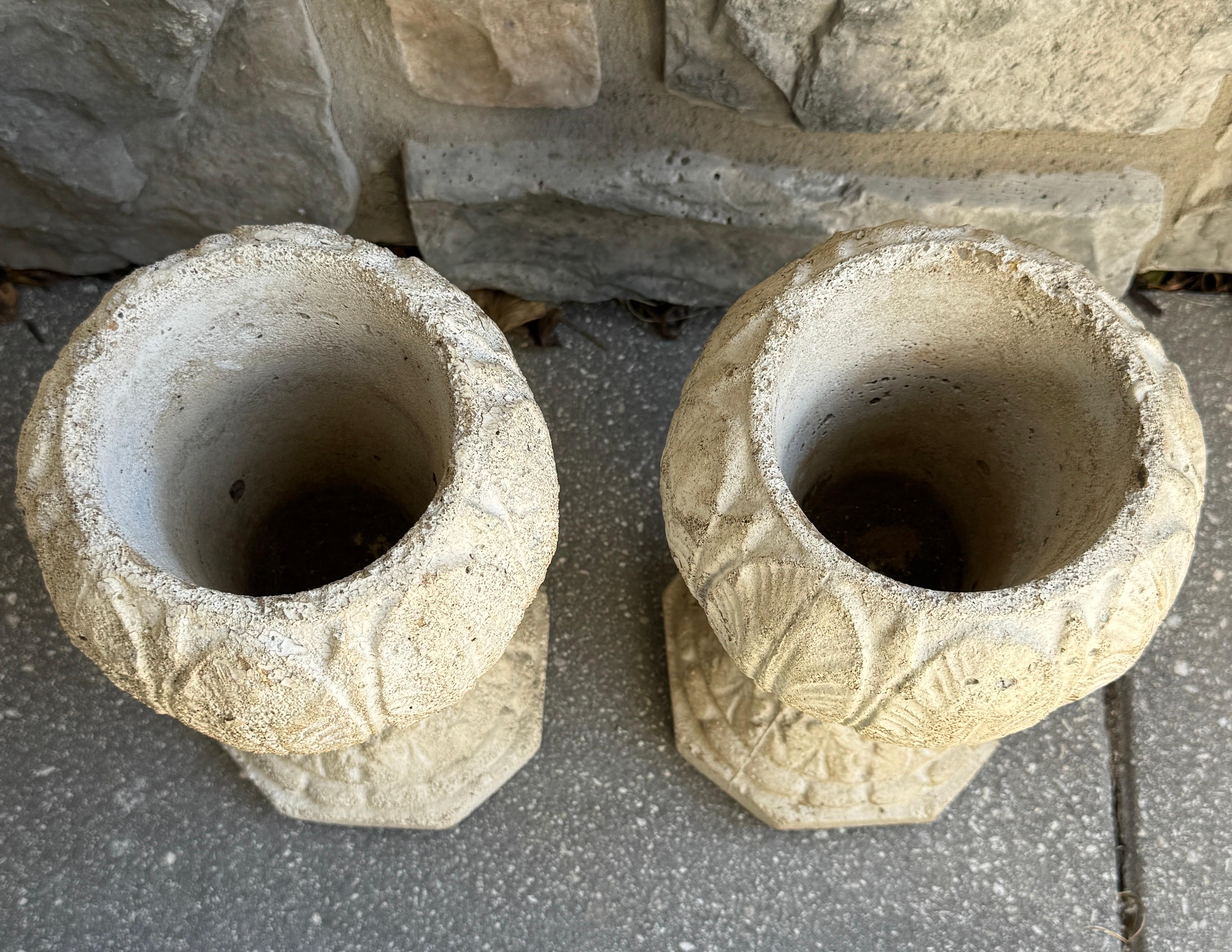 Provincial français Vieille paire d'urnes de jardinières en béton de style français en vente