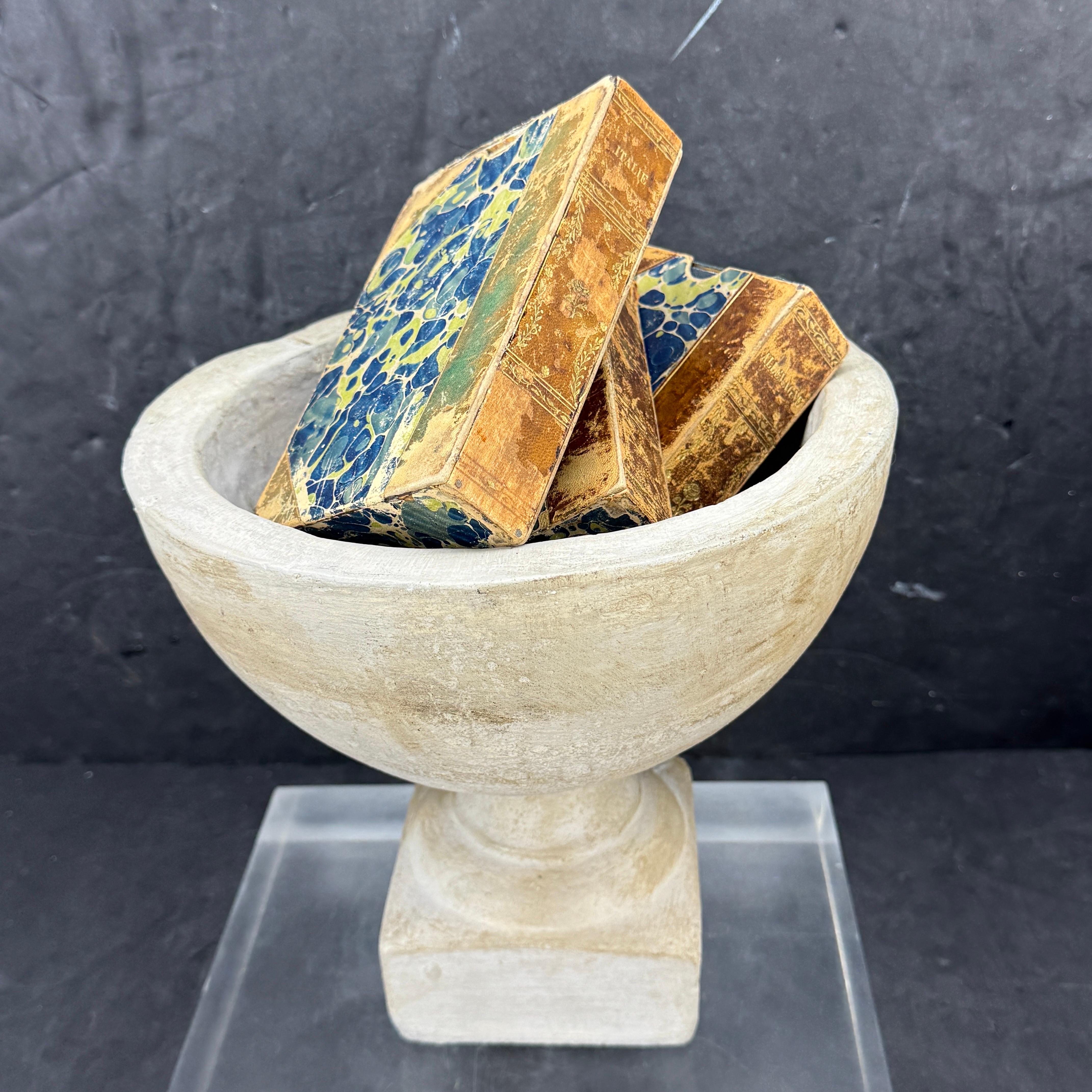 Provincial français Vieille paire d'urnes de jardinières en béton de style français en vente