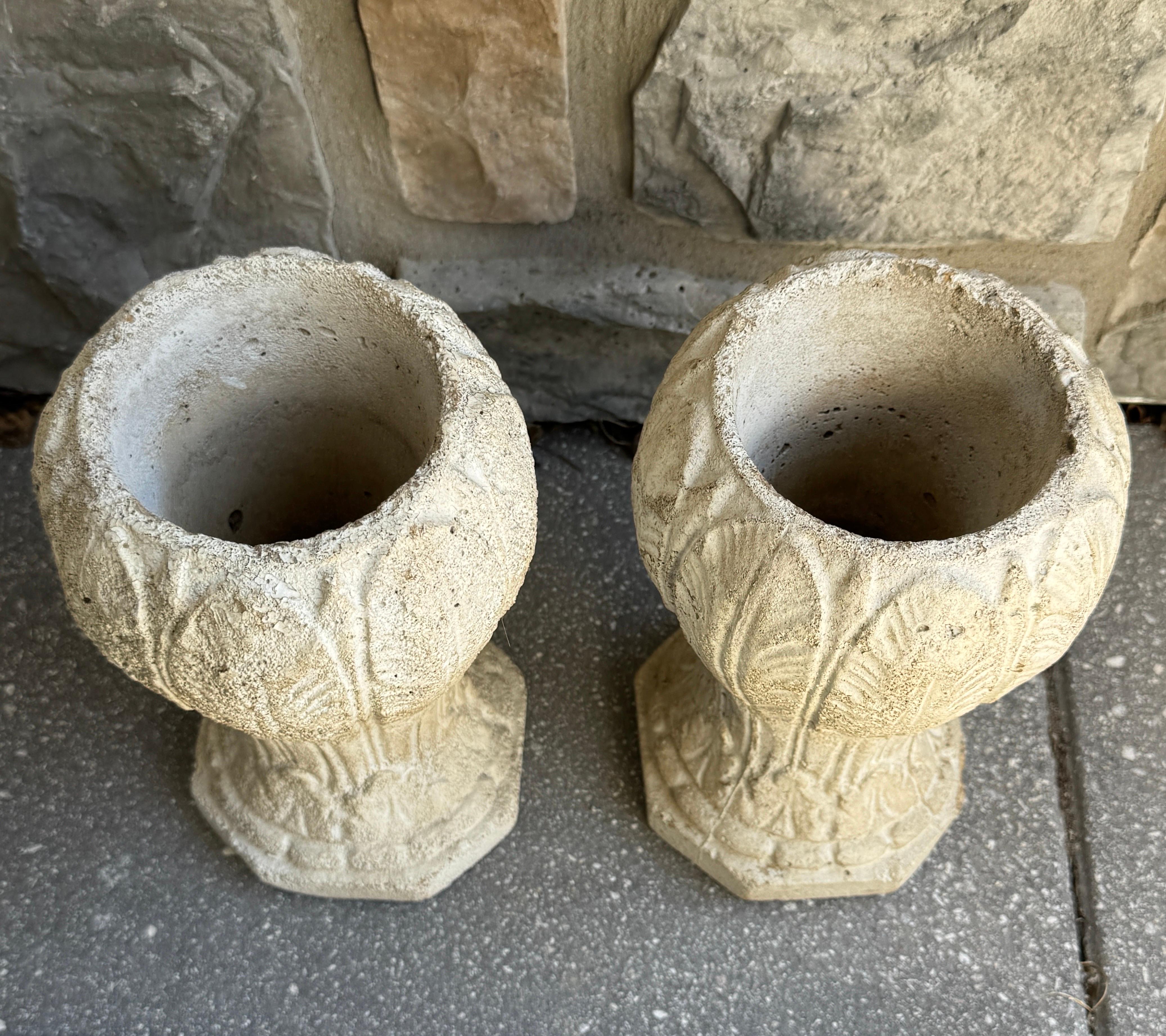 Français Vieille paire d'urnes de jardinières en béton de style français en vente