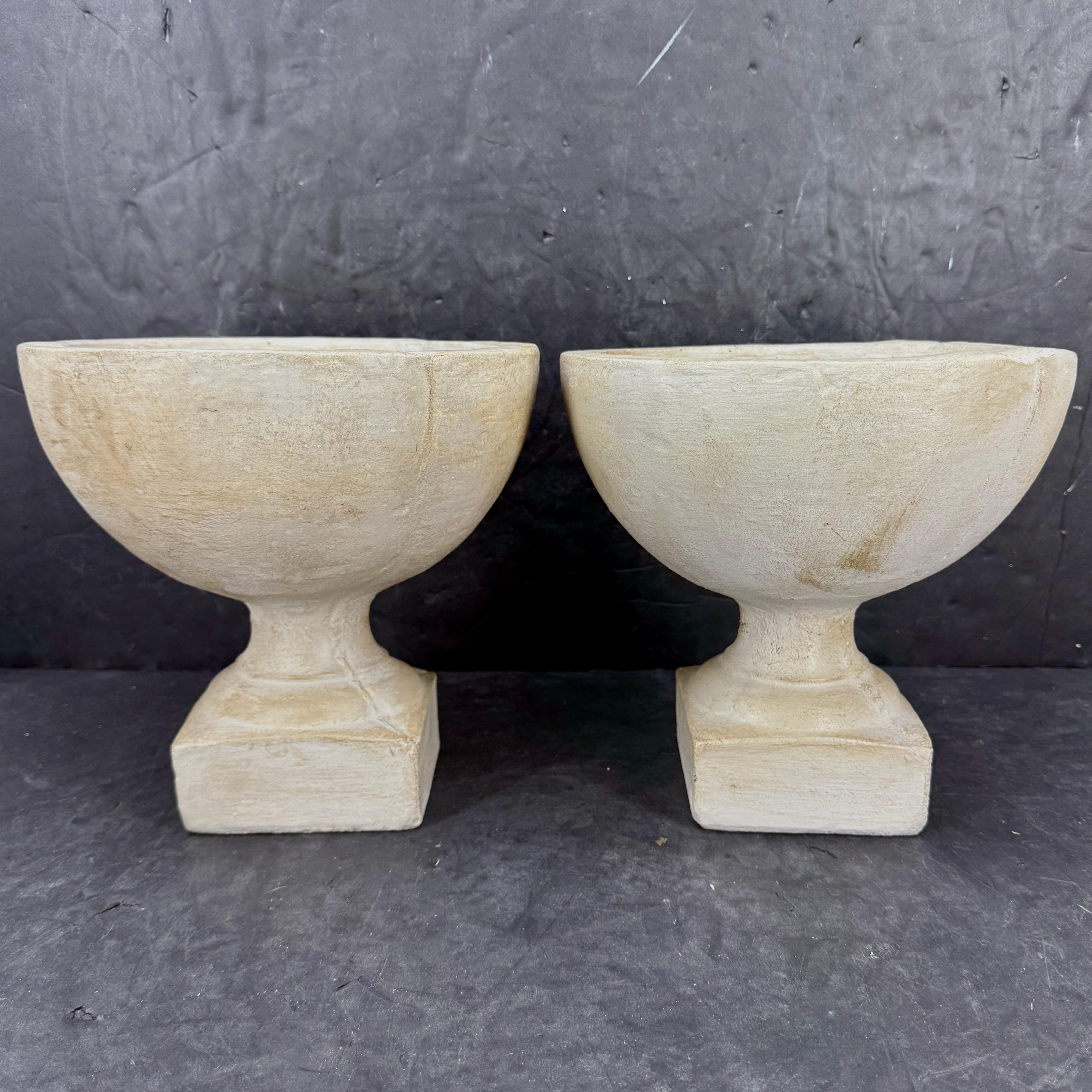 Fait main Vieille paire d'urnes de jardinières en béton de style français en vente