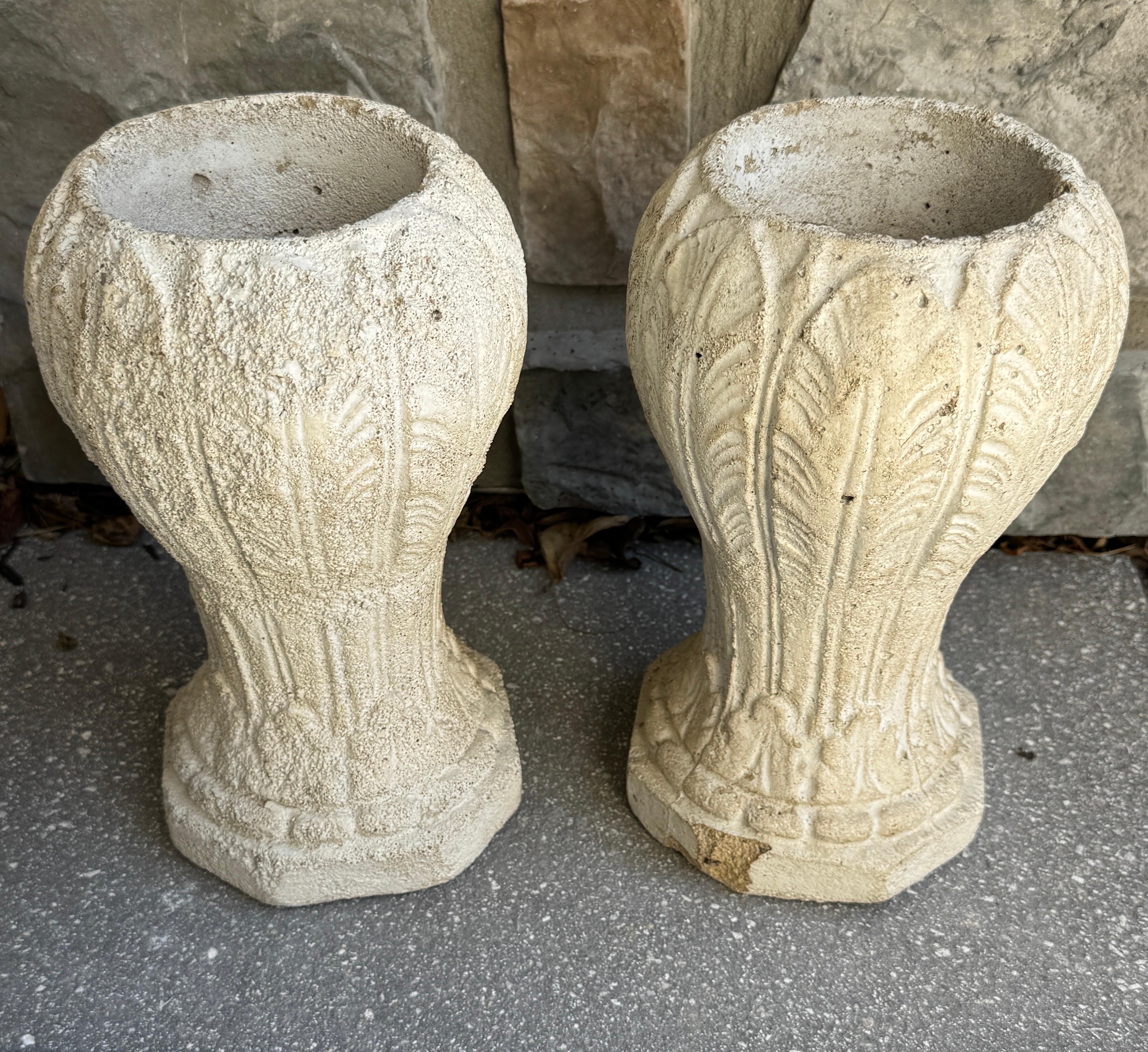 Fait main Vieille paire d'urnes de jardinières en béton de style français en vente
