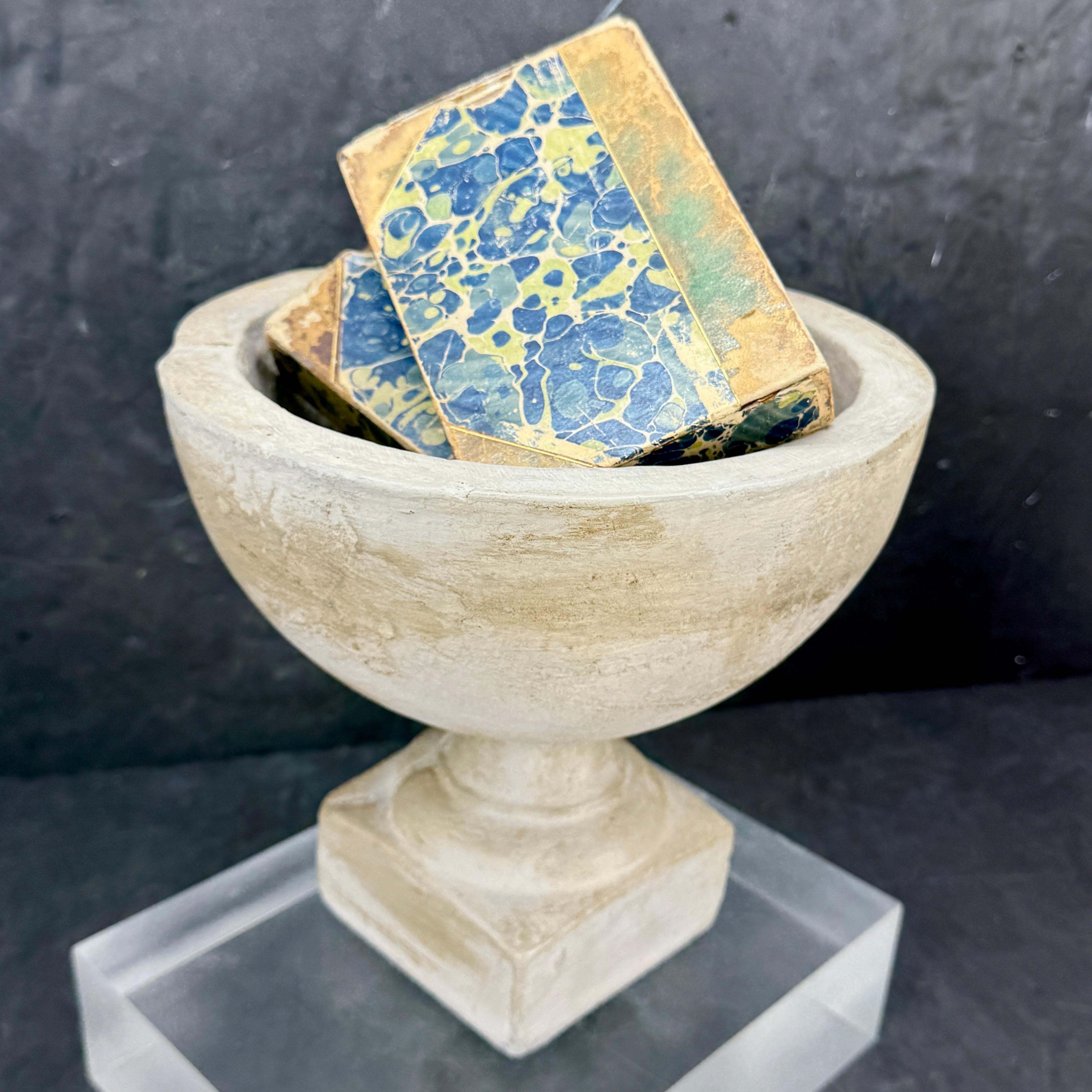 Vieille paire d'urnes de jardinières en béton de style français Bon état - En vente à Haddonfield, NJ