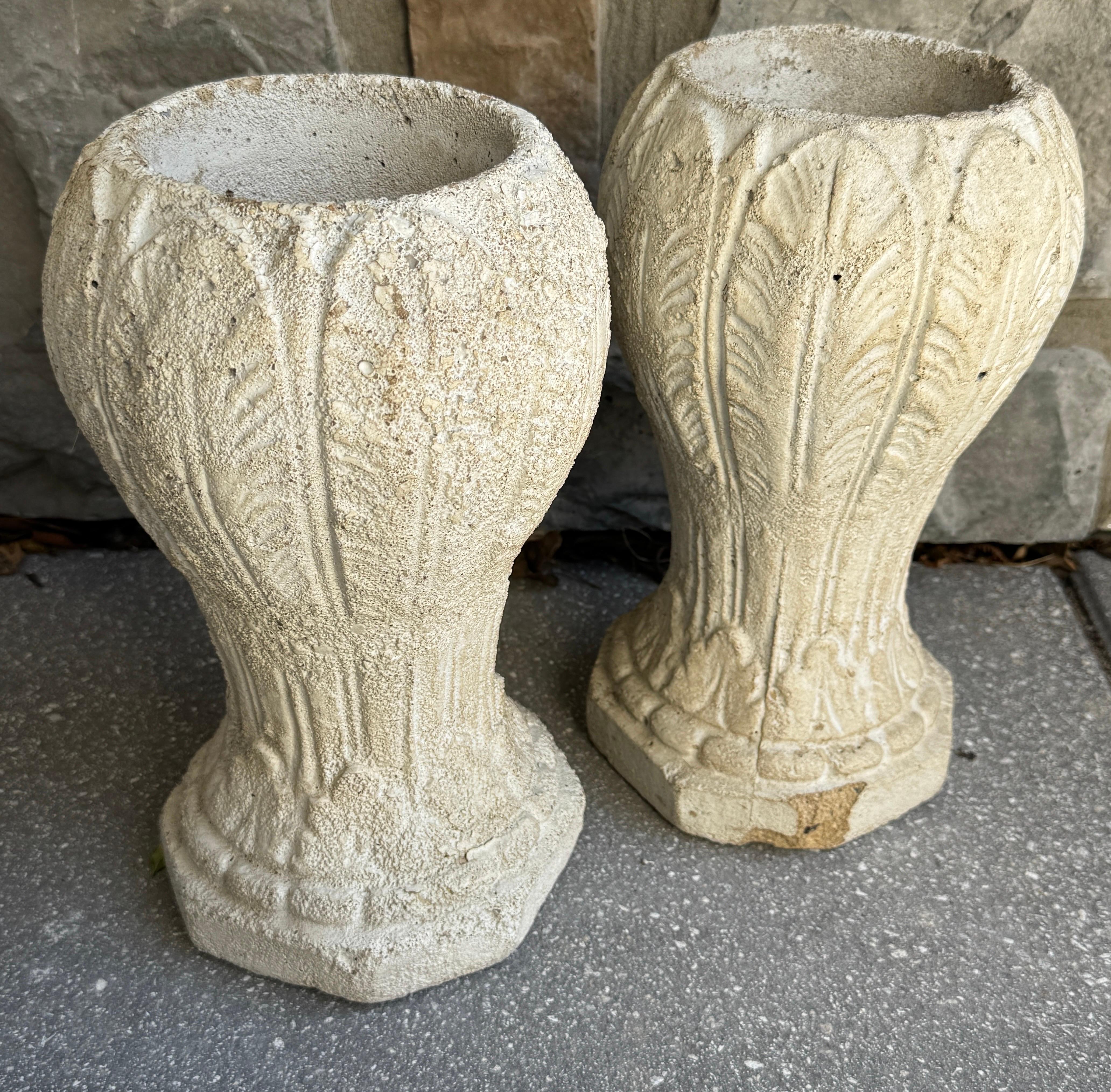 Vieille paire d'urnes de jardinières en béton de style français Bon état - En vente à Haddonfield, NJ