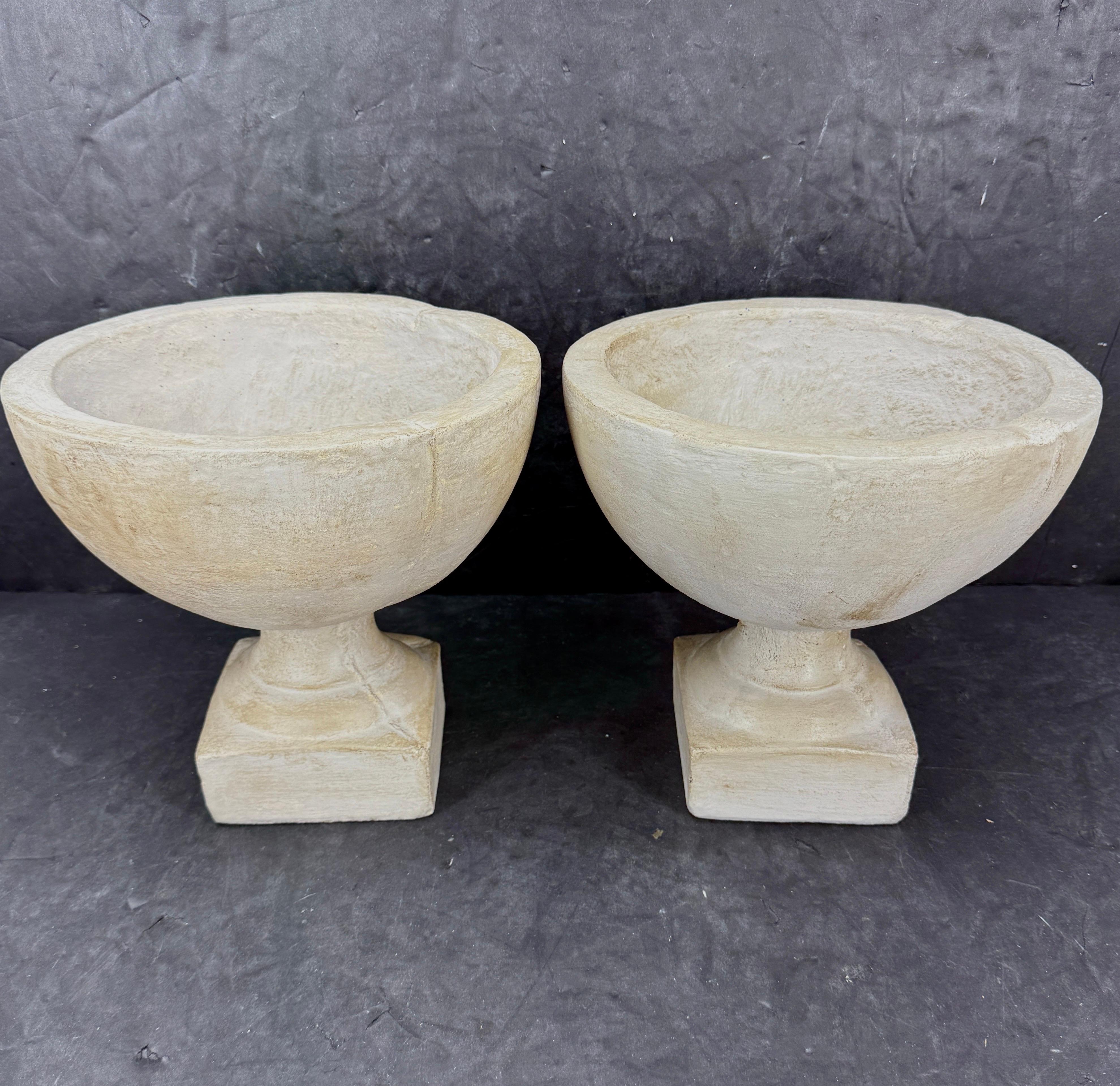 20ième siècle Vieille paire d'urnes de jardinières en béton de style français en vente