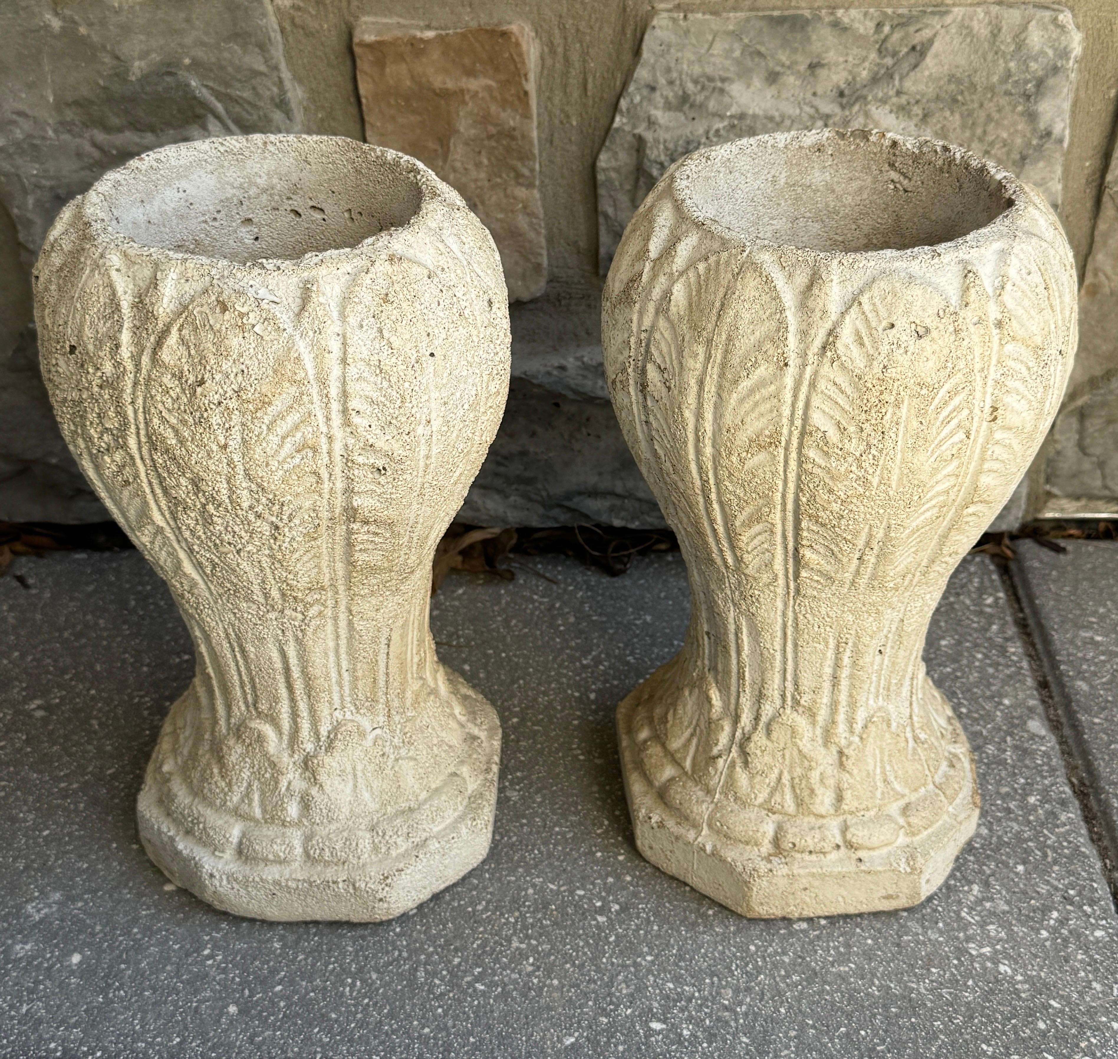 20ième siècle Vieille paire d'urnes de jardinières en béton de style français en vente