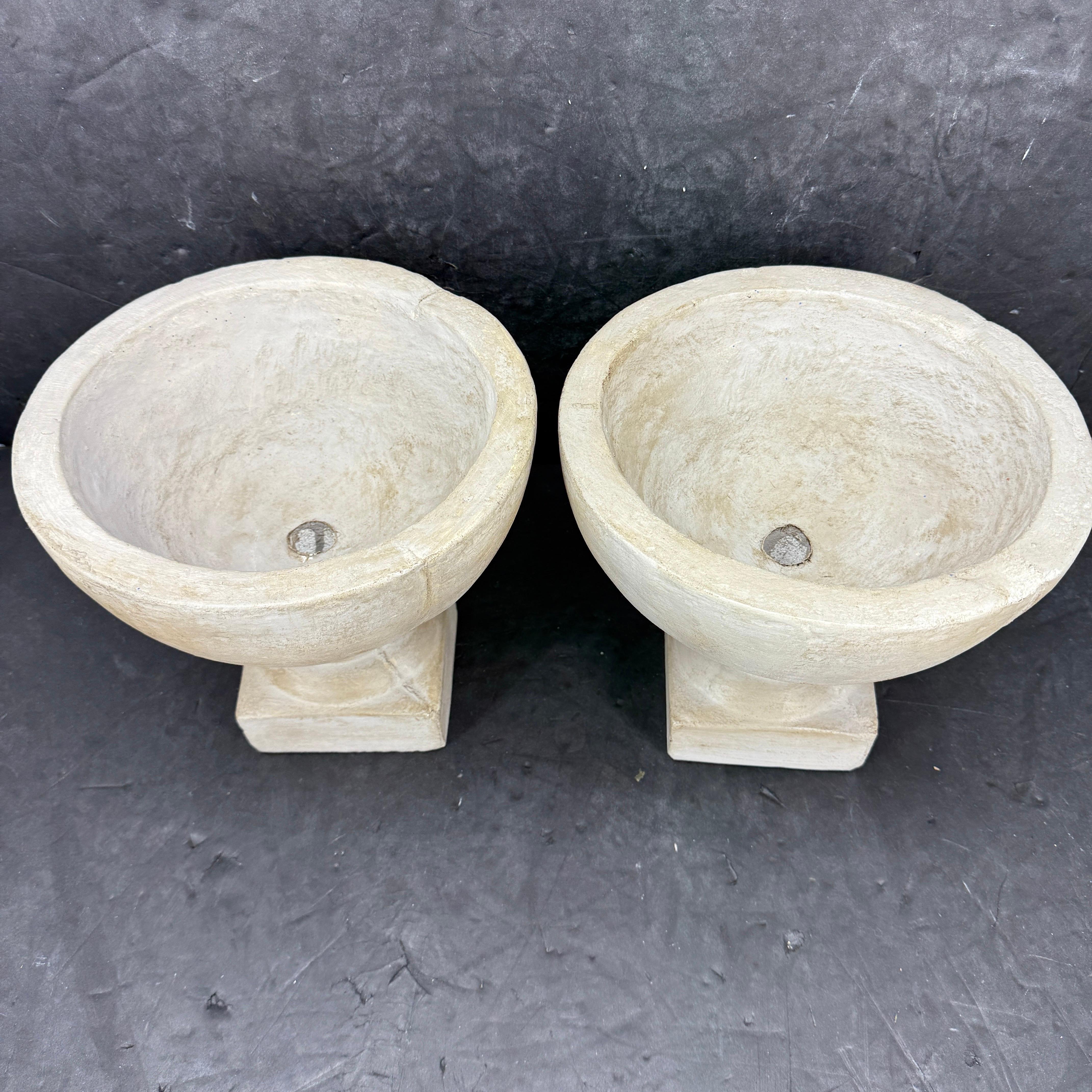 Béton Vieille paire d'urnes de jardinières en béton de style français en vente