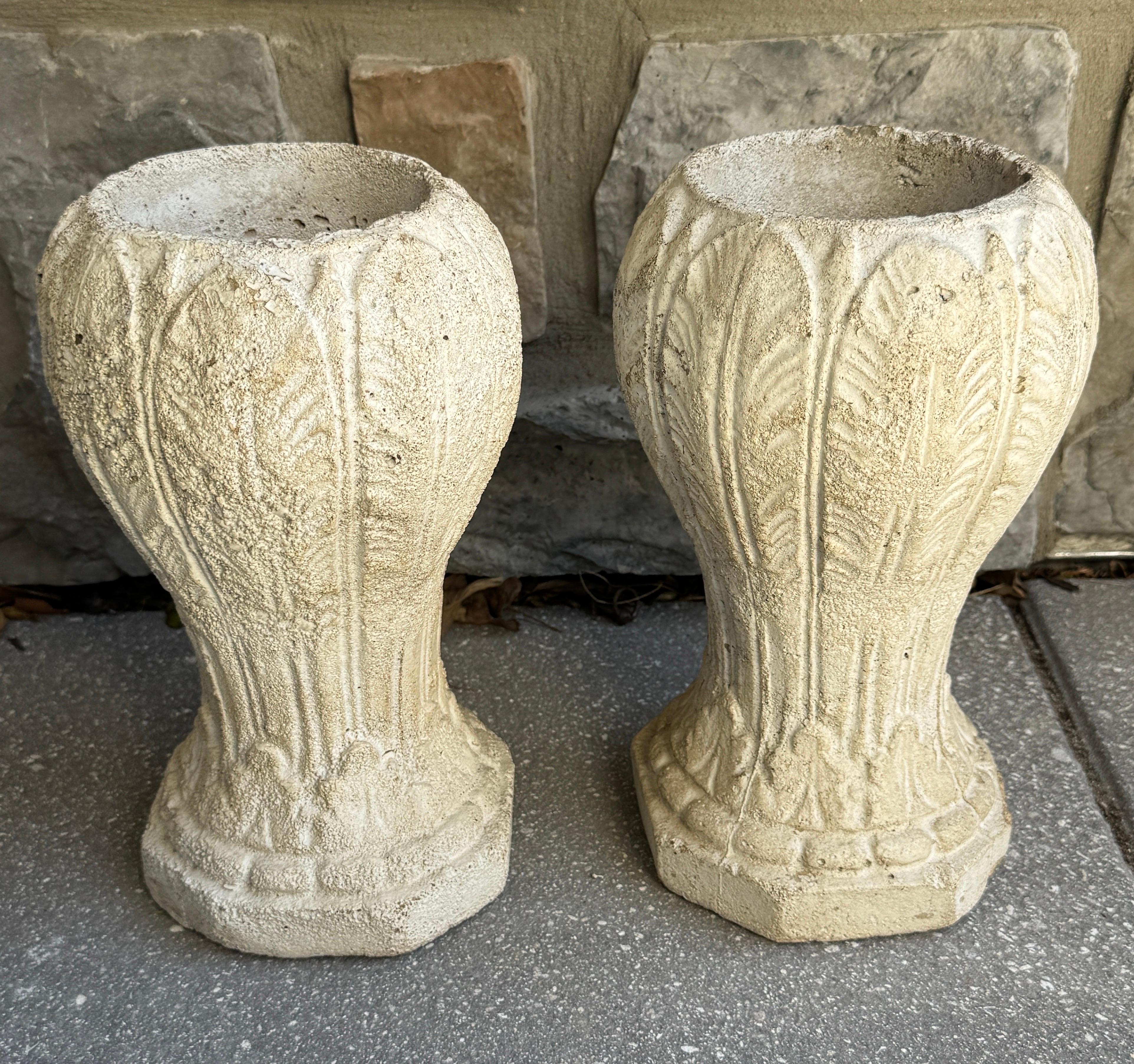 Béton Vieille paire d'urnes de jardinières en béton de style français en vente