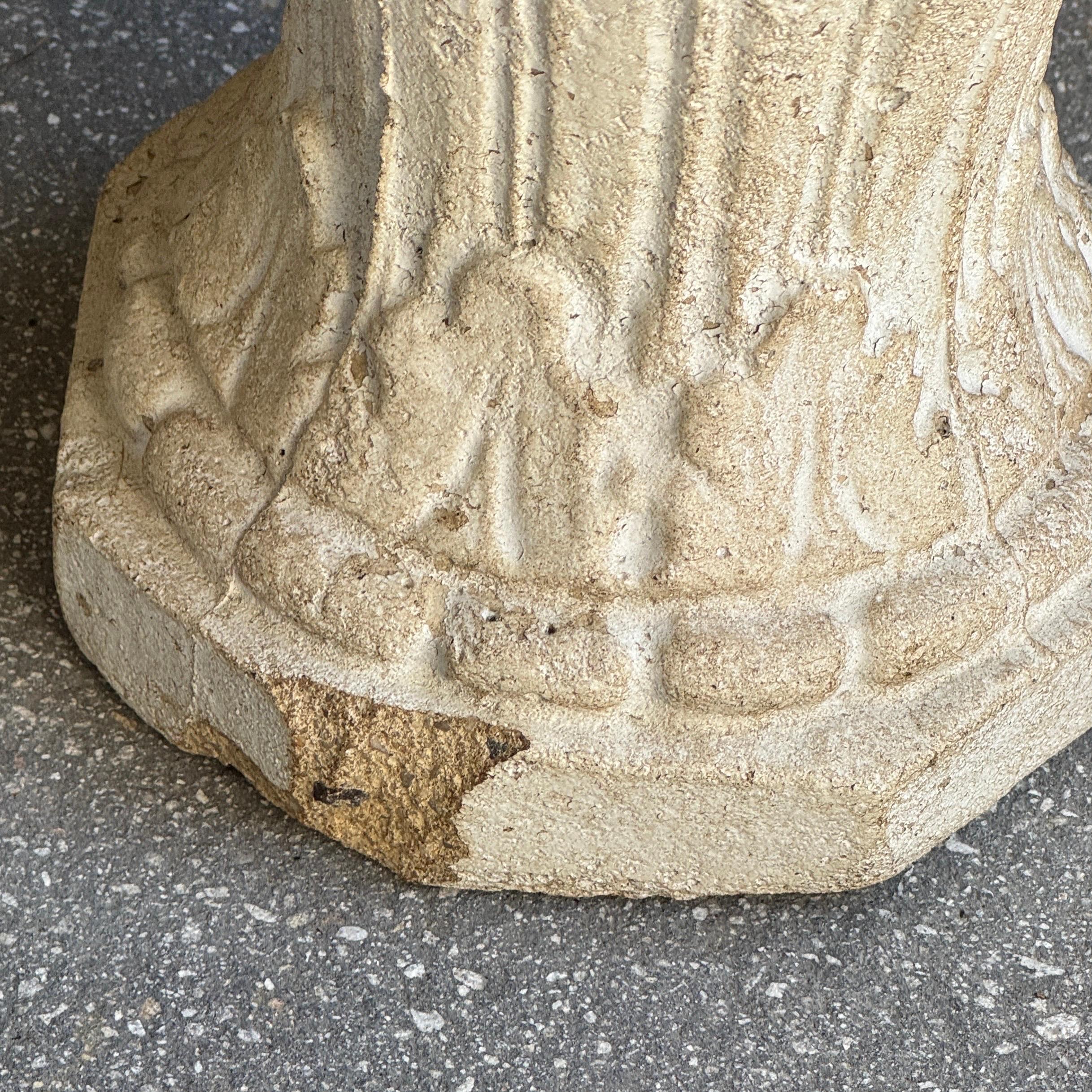 Béton Vieille paire d'urnes de jardinières en béton de style français en vente