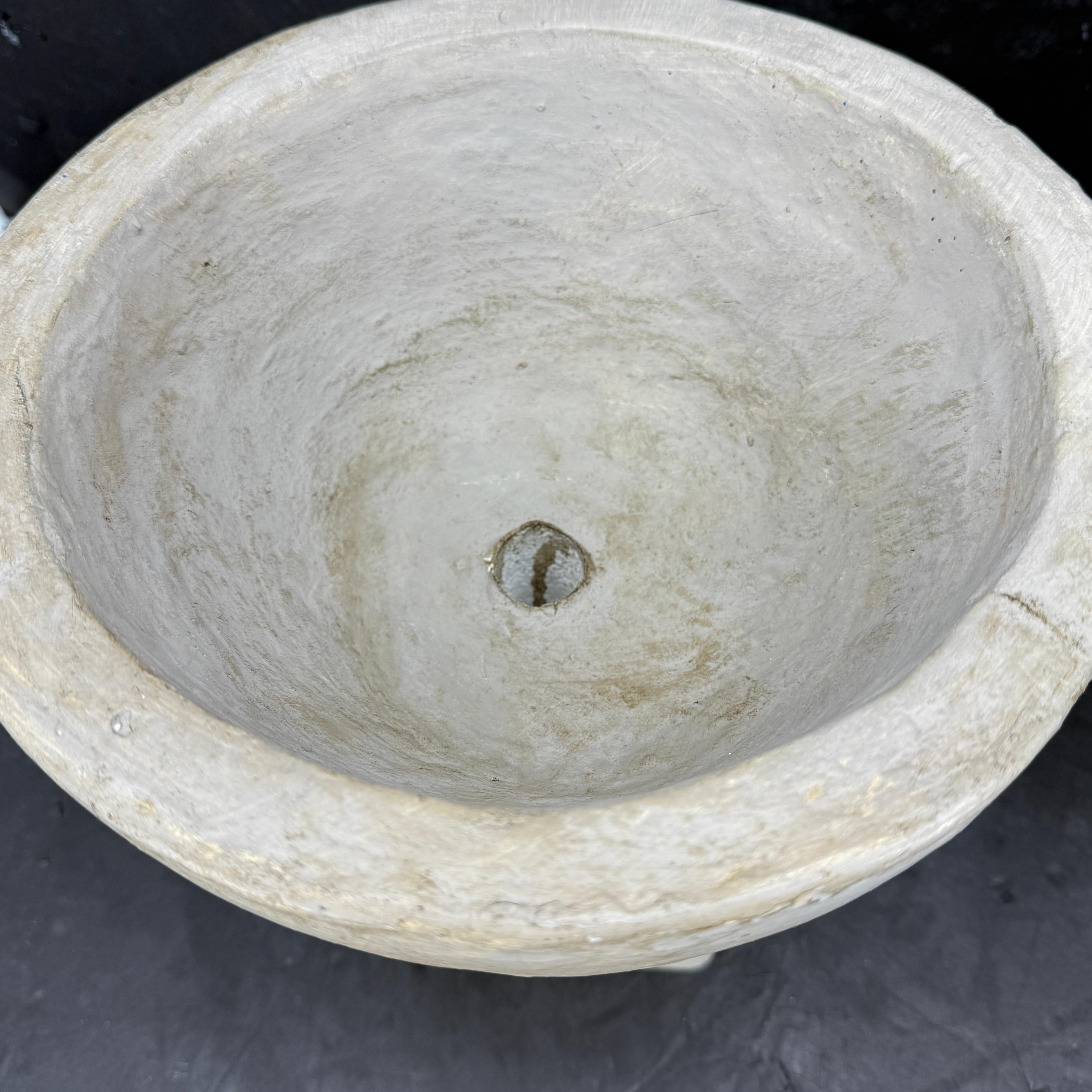 Vieille paire d'urnes de jardinières en béton de style français en vente 1